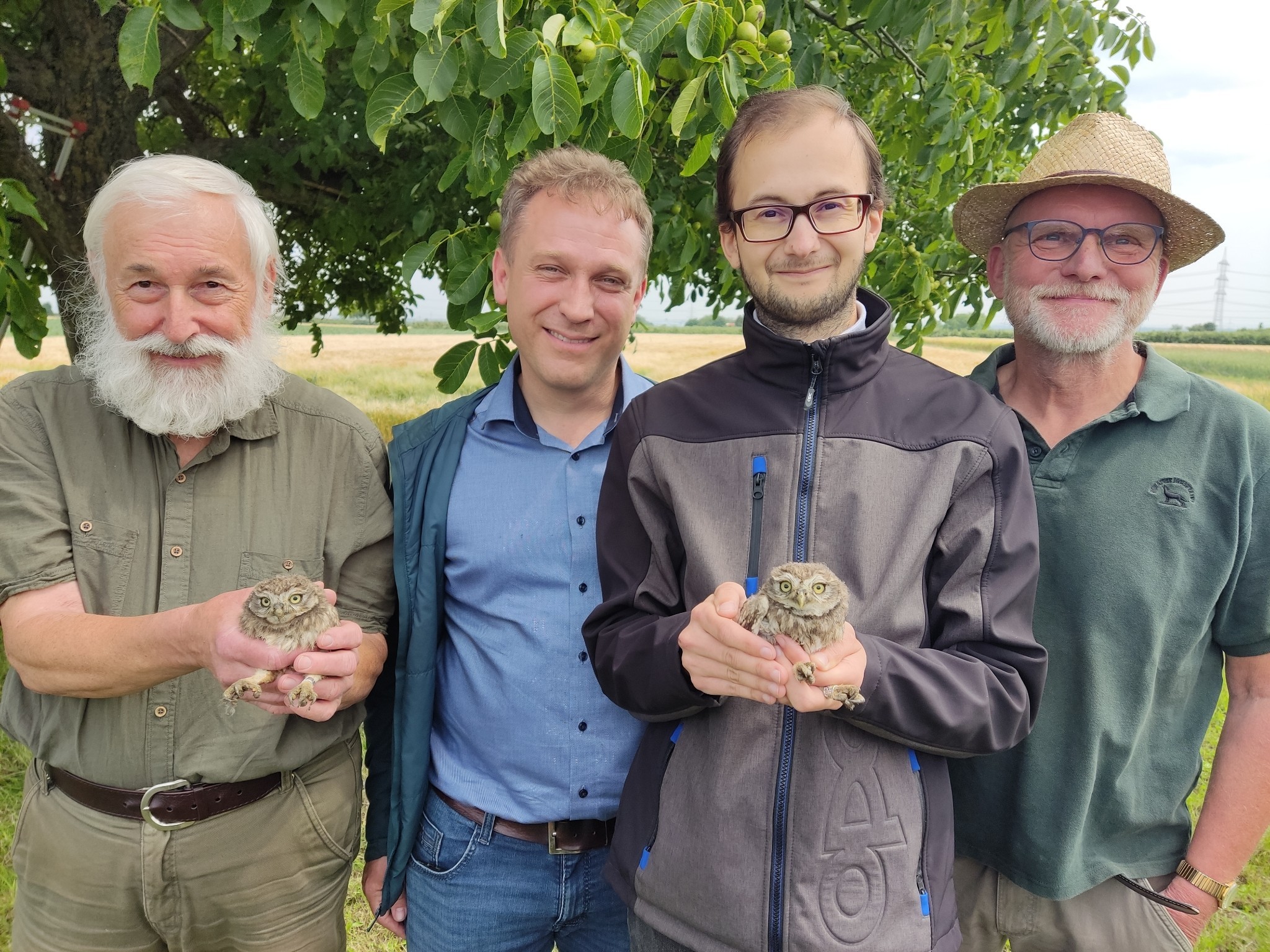 Das Vogelschutzteam mit Erstem Beigeordneten und Steinkäuzen.
