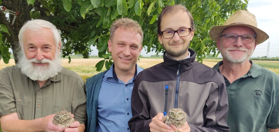 Das Vogelschutzteam mit Erstem Beigeordneten und Steinkäuzen.