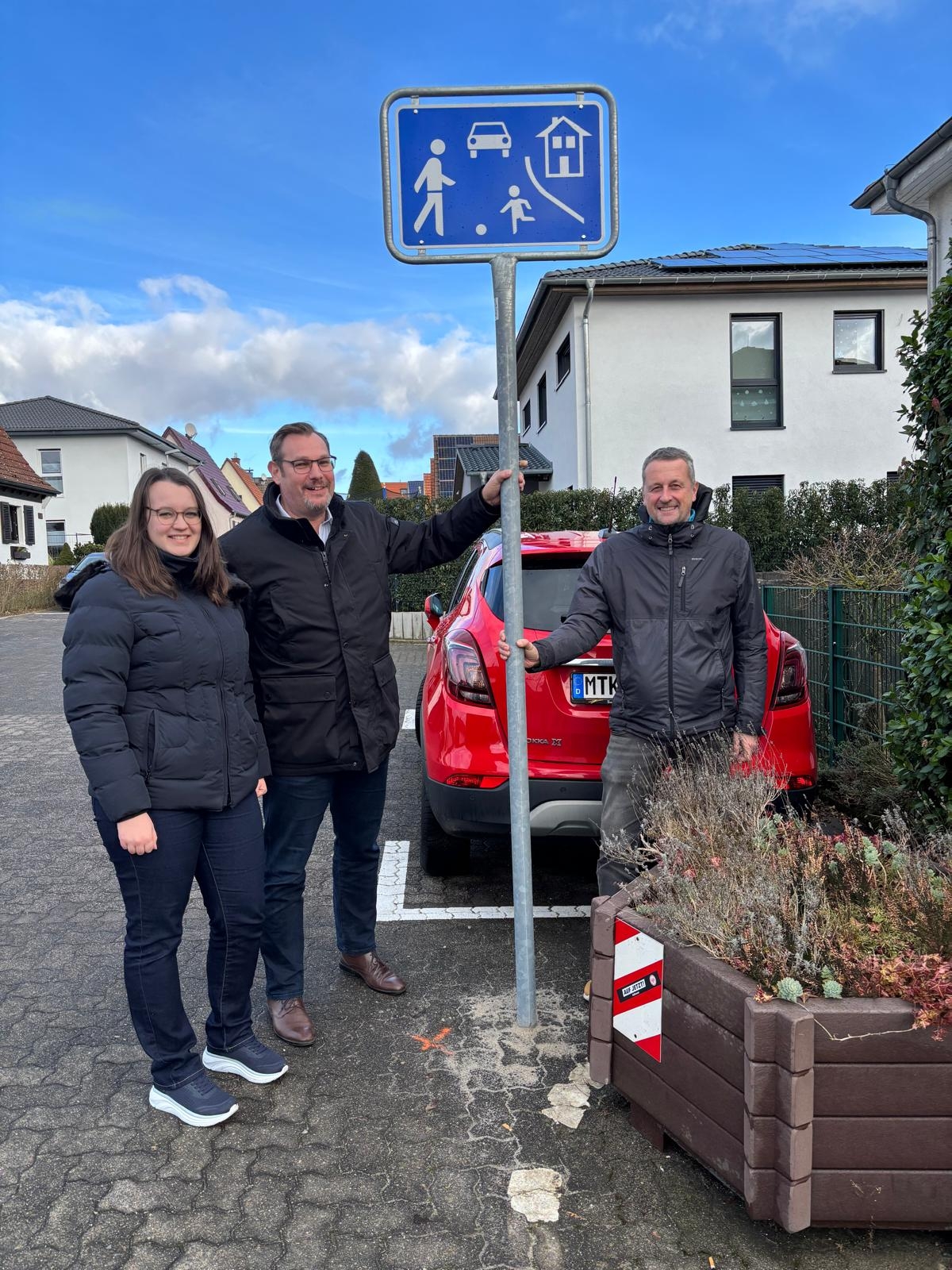 Seitz neben neuer Beschilderung.