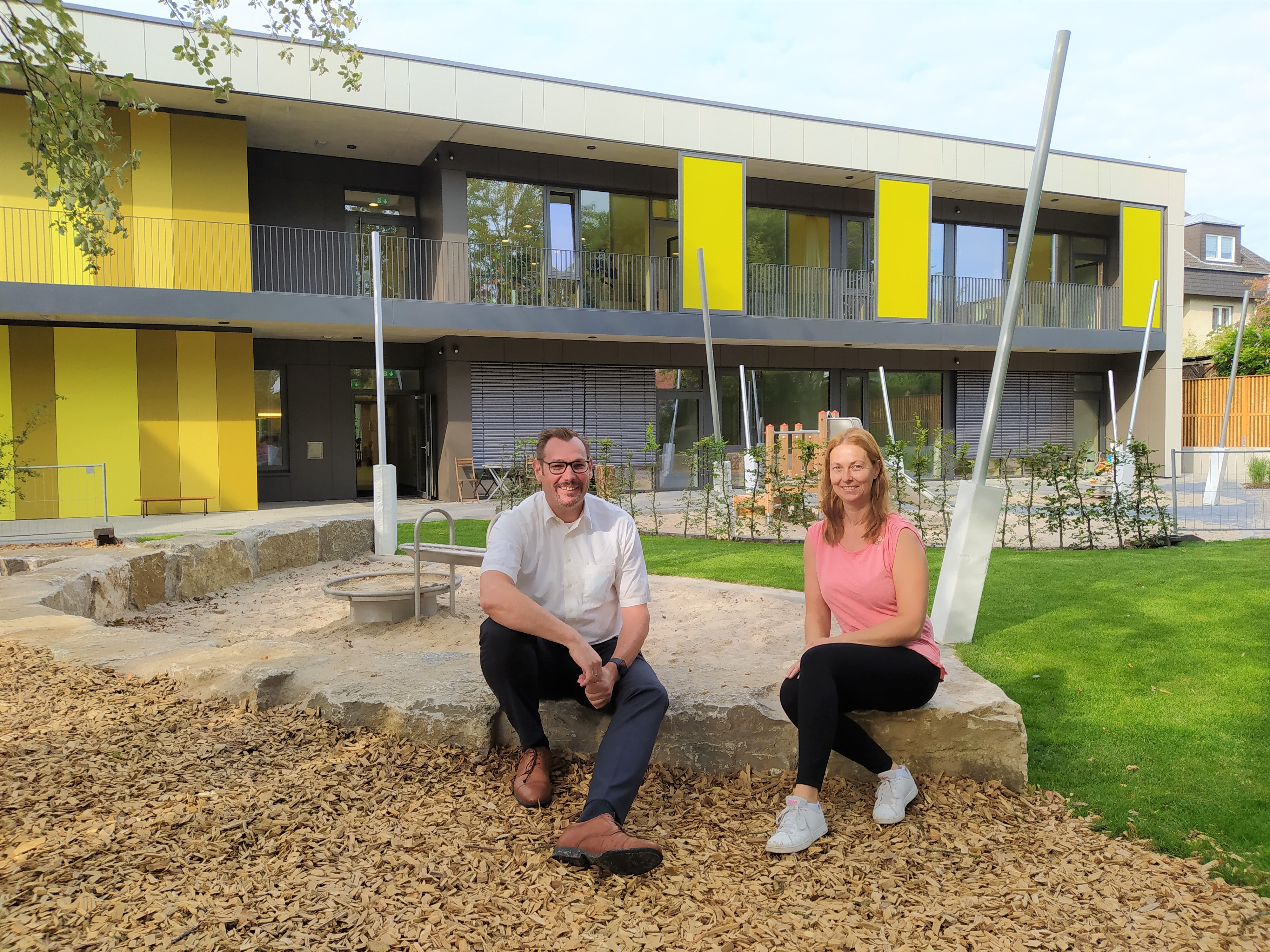 Bürgermeister Seitz mit Leiterin Bernstein auf dem Außengelände der Kita St. Vitus.