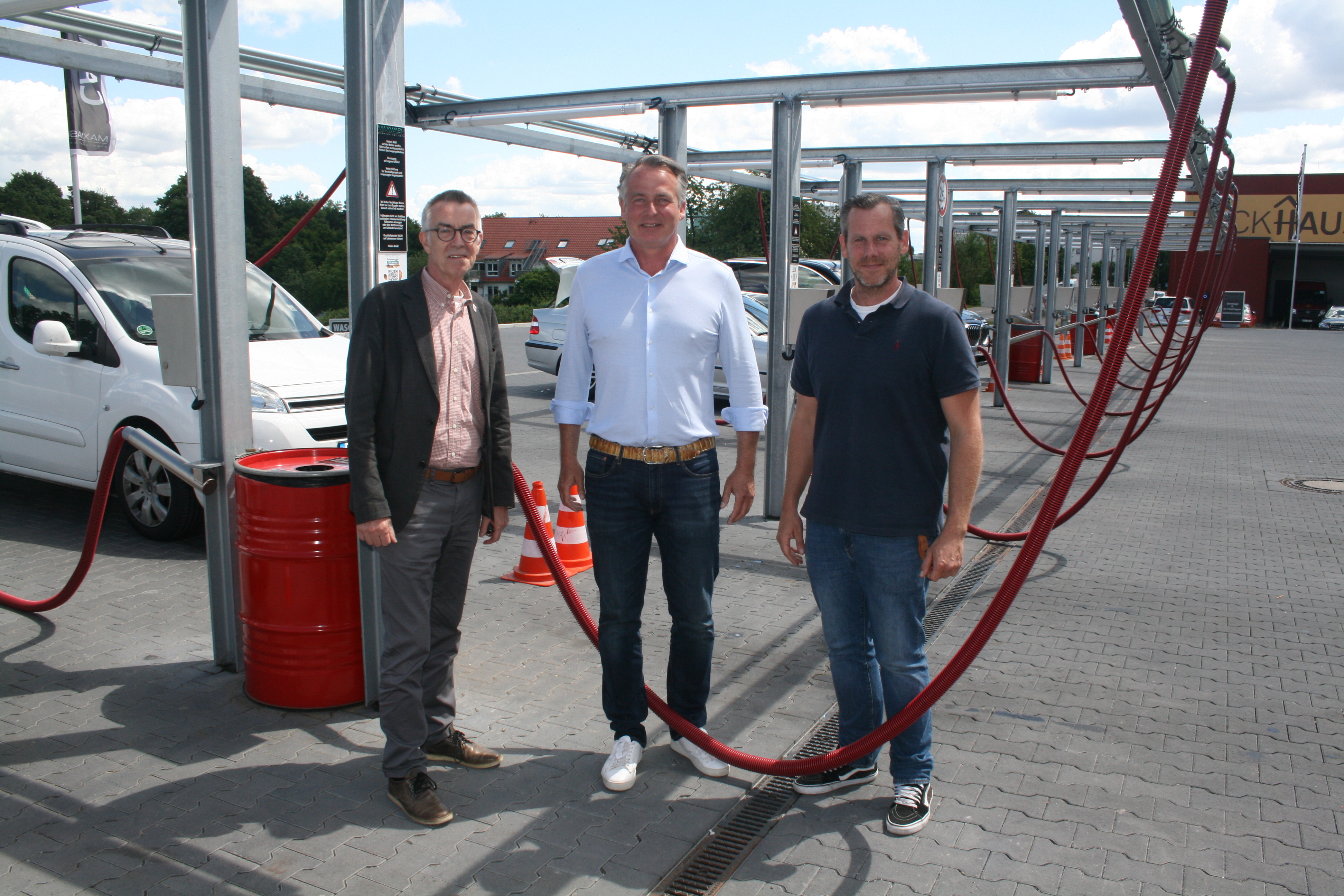 Dethard Pfohl mit Jirasek und Betriebsleiter vor den Saugern.