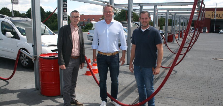 Dethard Pfohl mit Jirasek und Betriebsleiter vor den Saugern.
