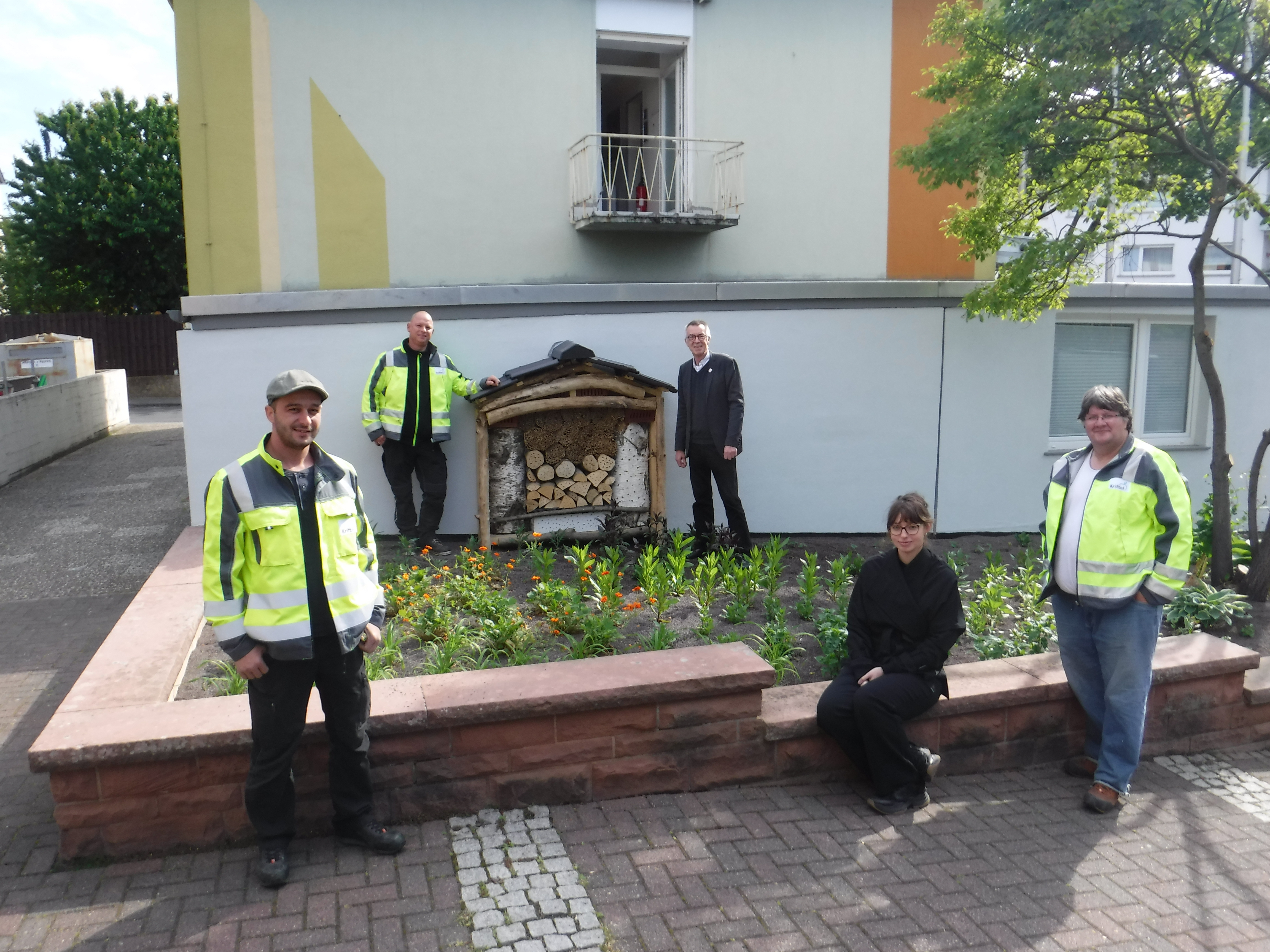 Das Bauhofteam mit Franz Jirasek neben dem Bienenhotel.