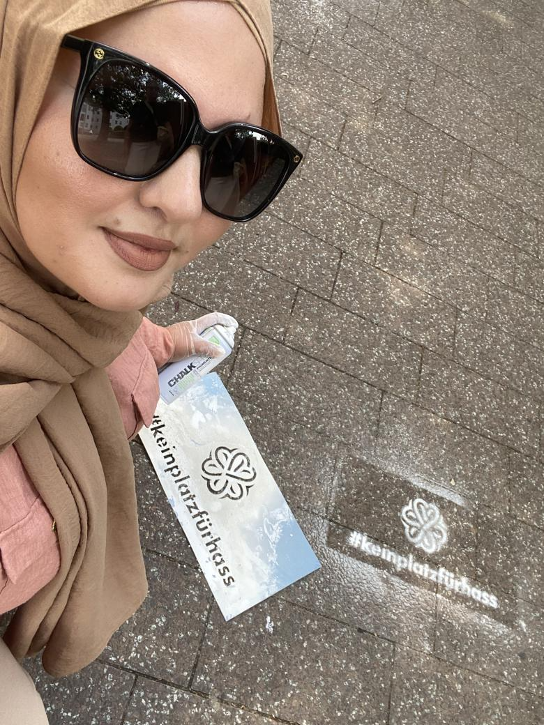 Halime Yildirim sprüht "Kein Platz für Hass" auf die Straße.