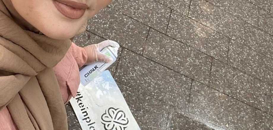 Halime Yildirim sprüht "Kein Platz für Hass" auf die Straße.