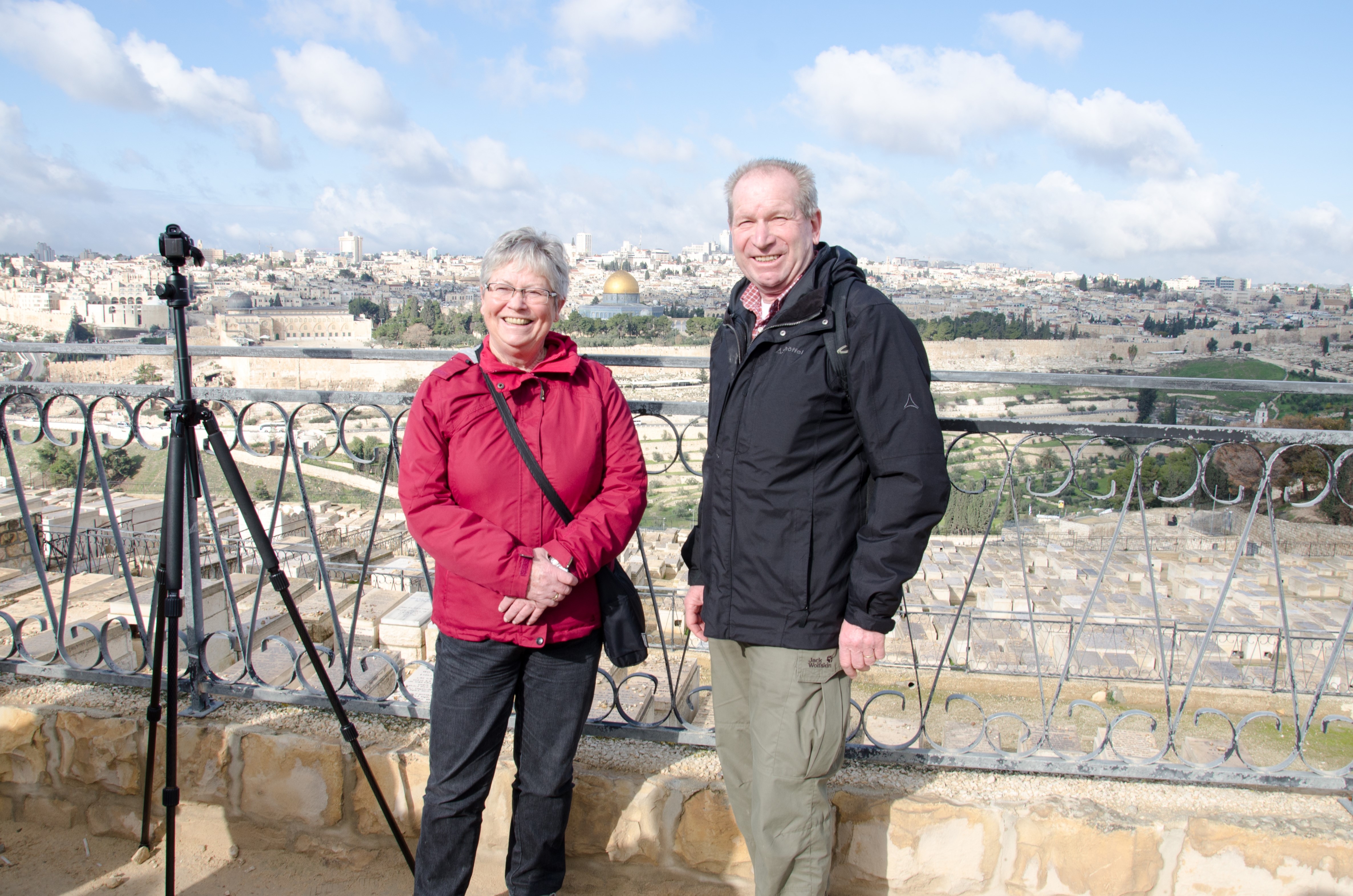 Ehepaar Mitsch auf einem Aussichtspunkt. Hinter ihnen: Jerusalem.