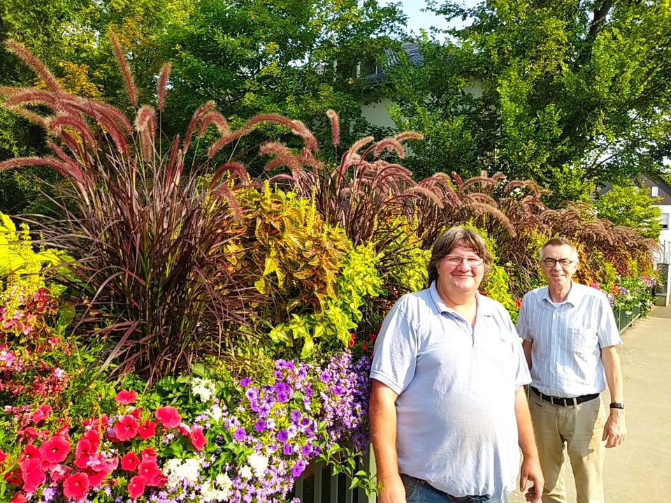 Gärtner Thomas Metz und Franz Jirasek vor der beeindruckenden Bepflanzung der Brücke.