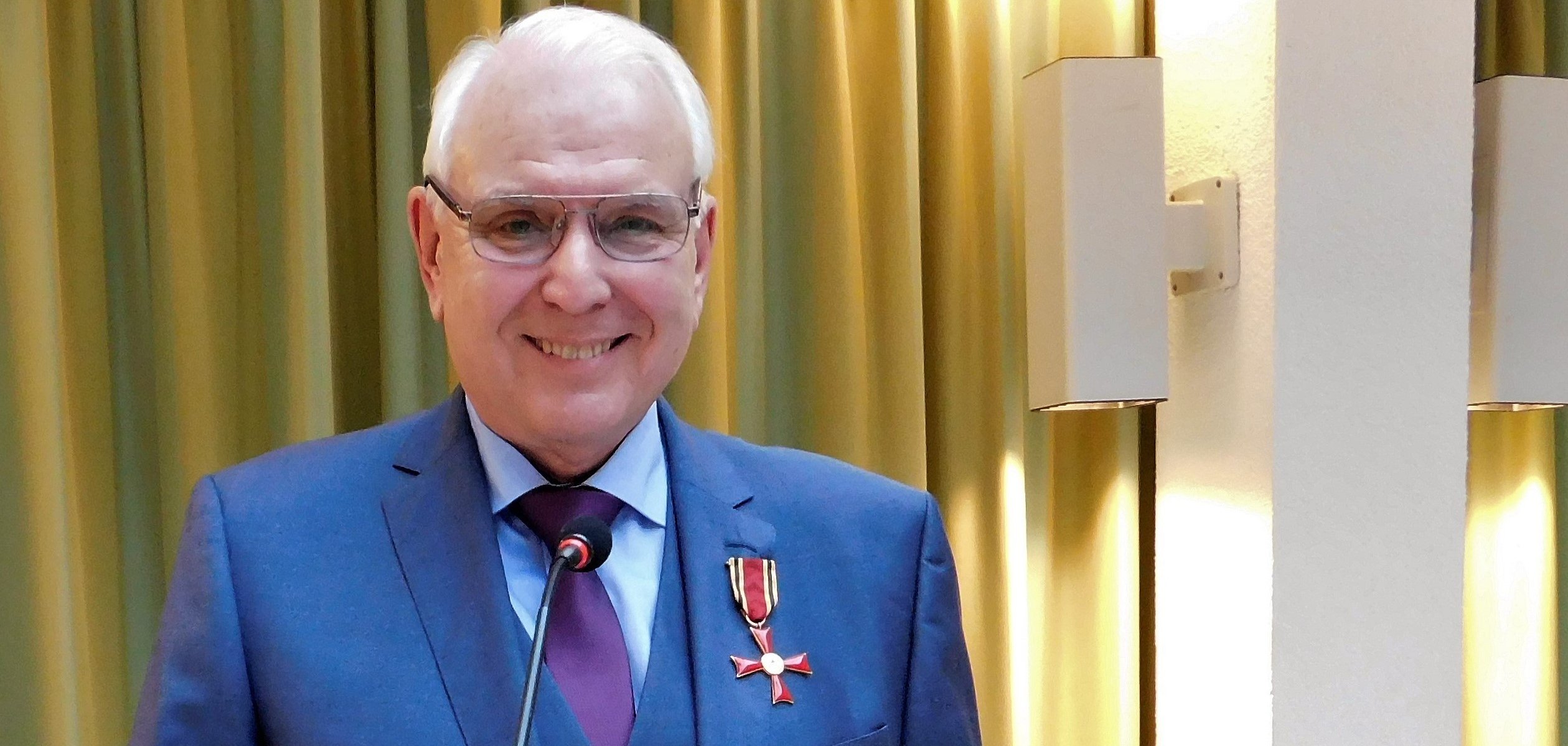 Bodo Knopf mit dem Bundesverdienstkreuz am Revers.
