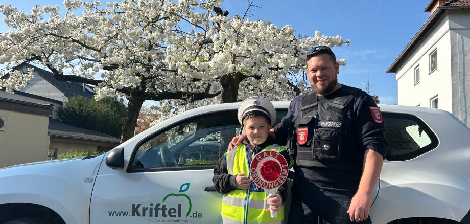 Paul mit Kelle, Polizeimütze und Ordnungspolizist.