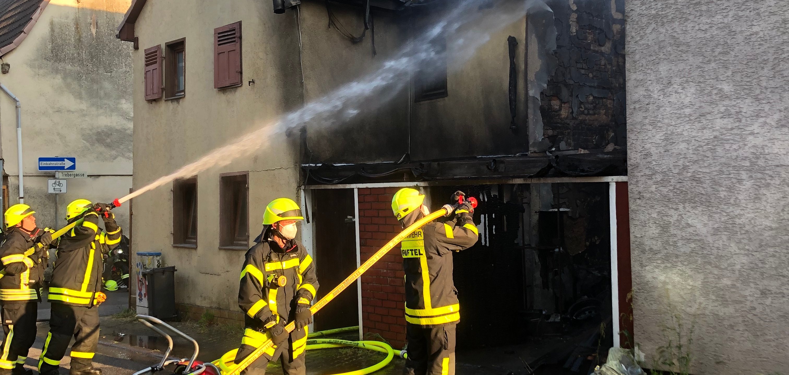 Feuerwehrleute beim Löschen des Brandes.