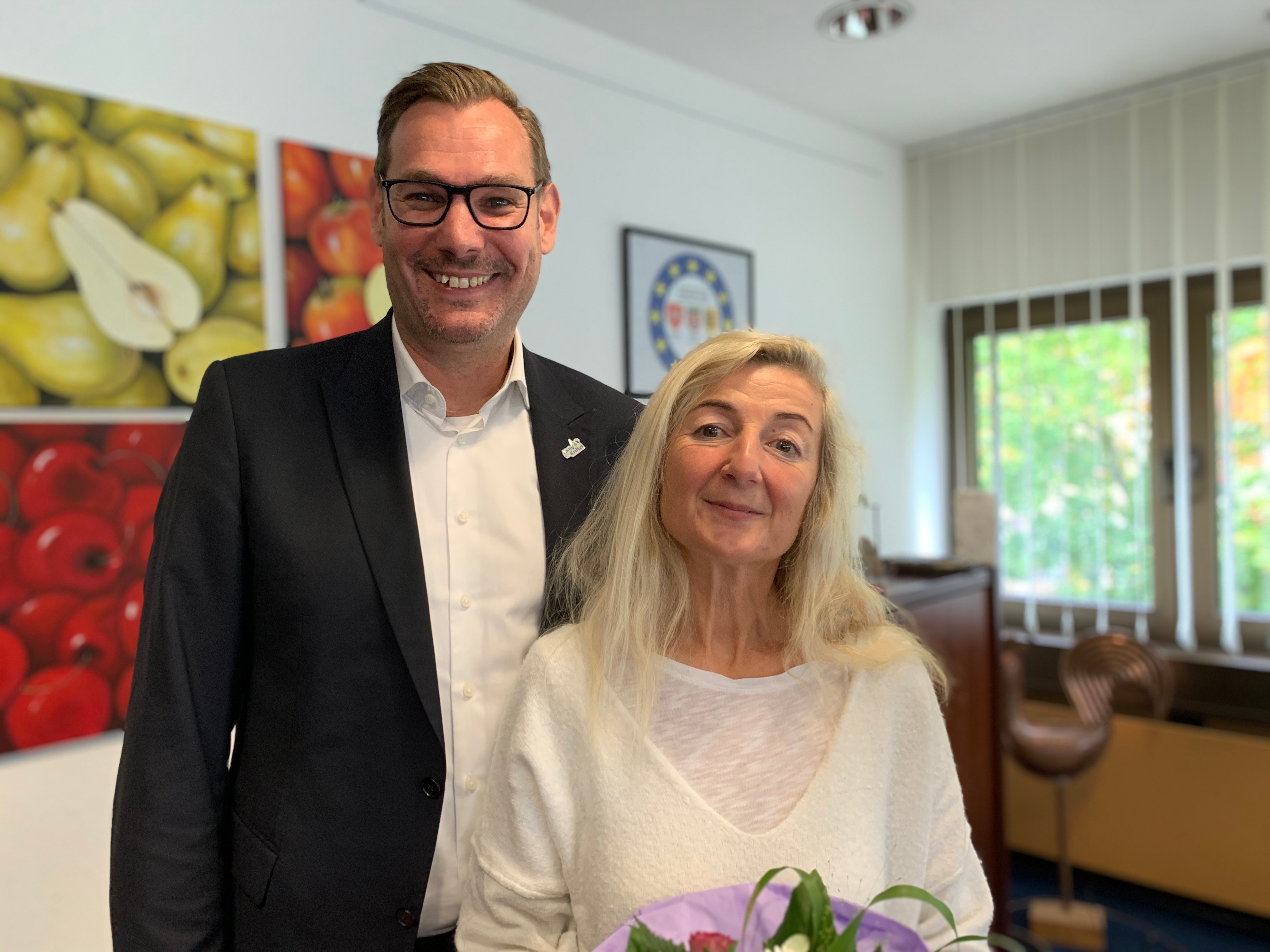 Bürgermeister Seitz mit Sladana Bressau in seinem Büro.