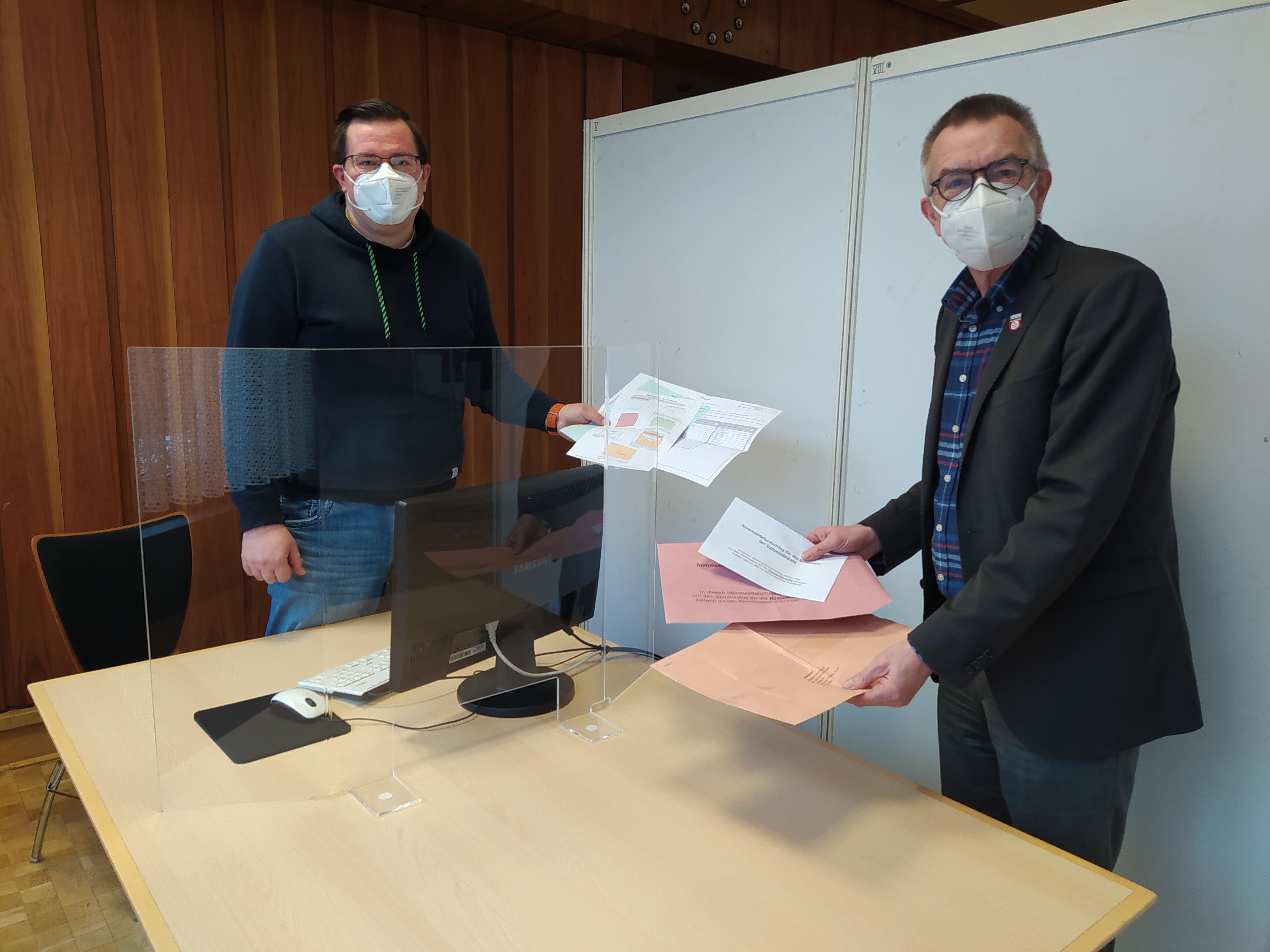 Franz Jirasek und Sven Sander (re.) im Wahlbüro im Saal I.