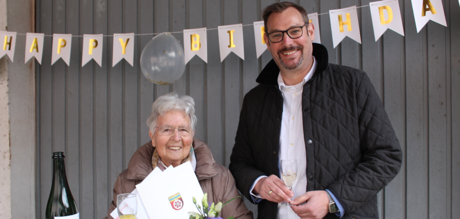 Brigitte Jakobi mit dem Bürgermeister.