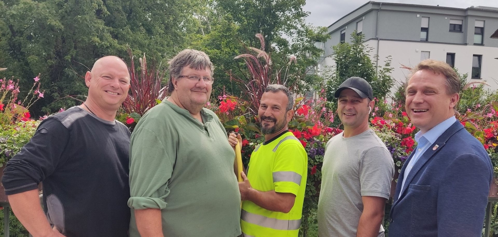 Das Pflanzteam vor den Blumen.