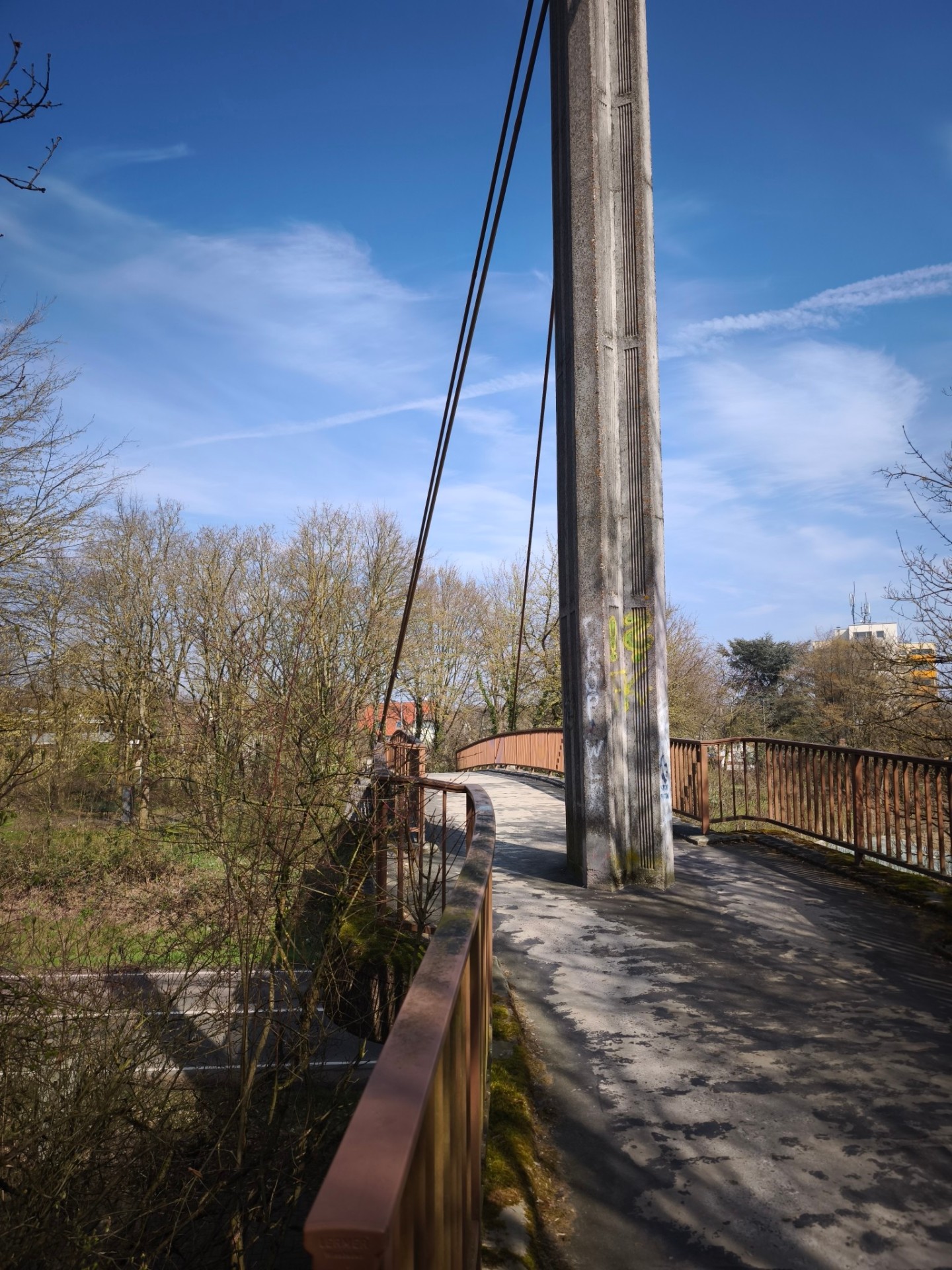 Die Brücke über die L3011.