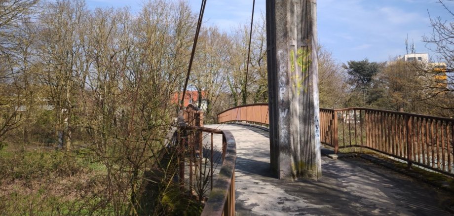 Die Brücke über die L3011.