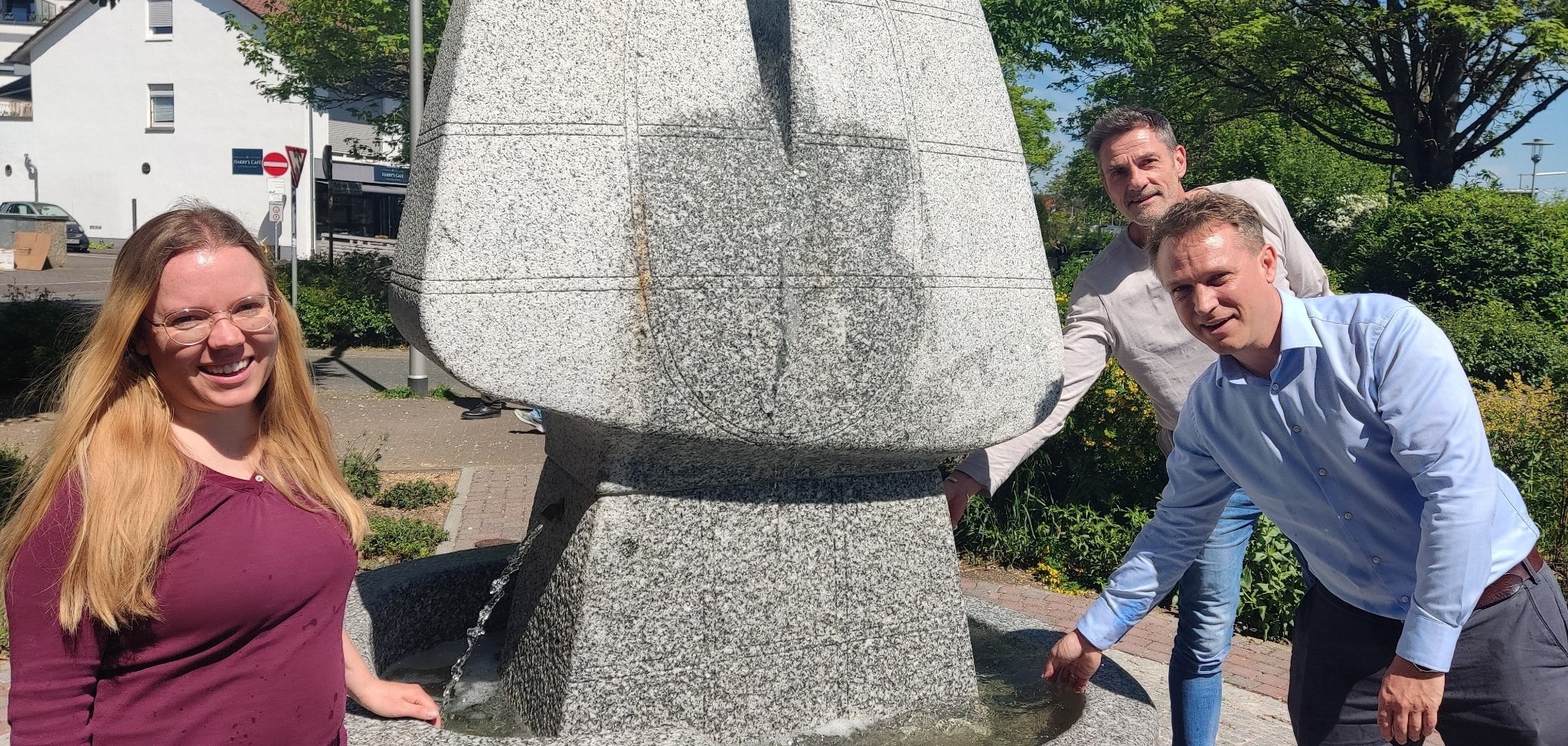 Der Erste Beigeordnete mit Team am Brunnen.