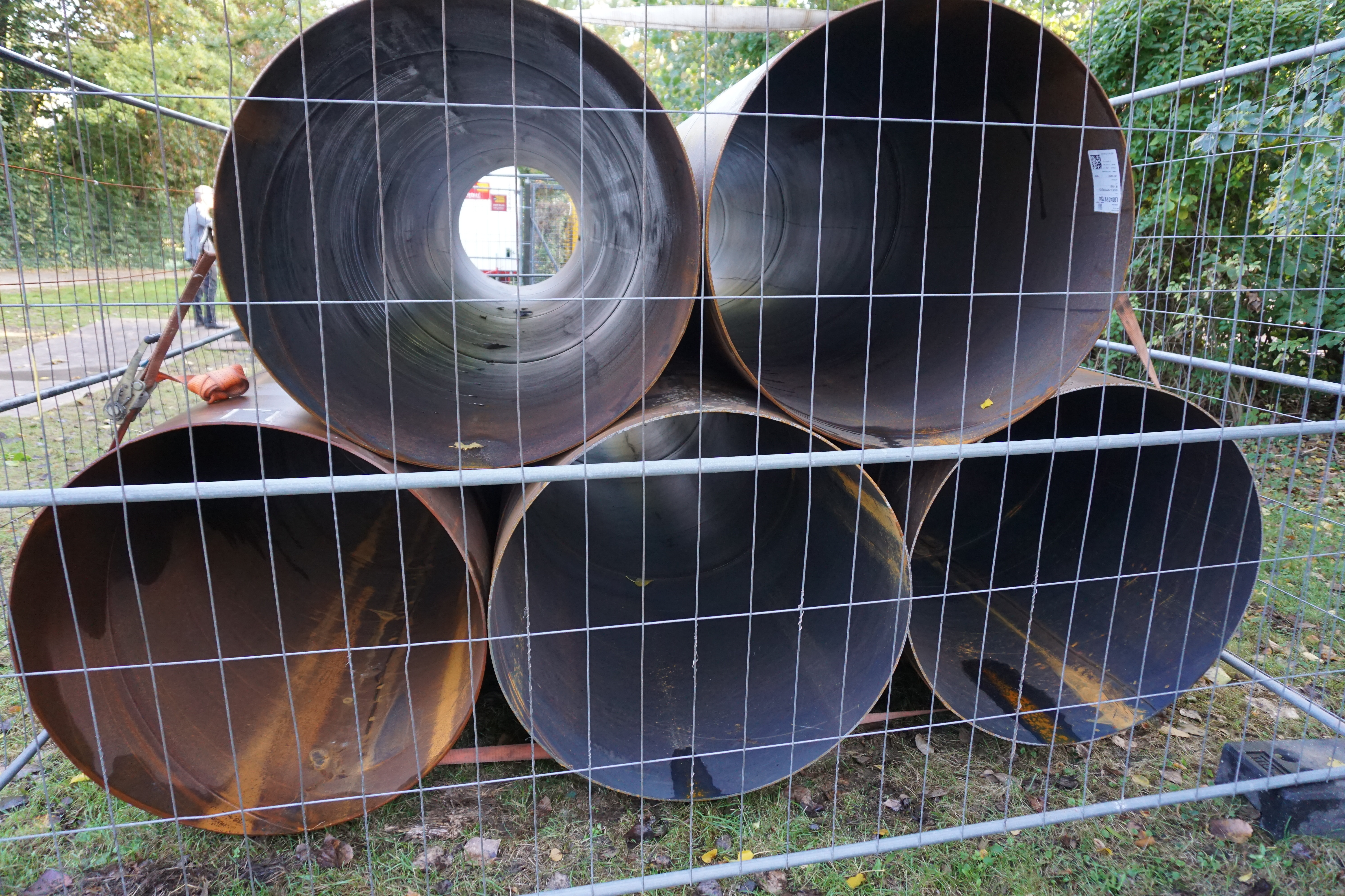 Ein Stapel großer Rohre.