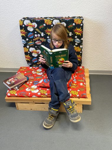 Ein Junge in der Manga-Abteilung.