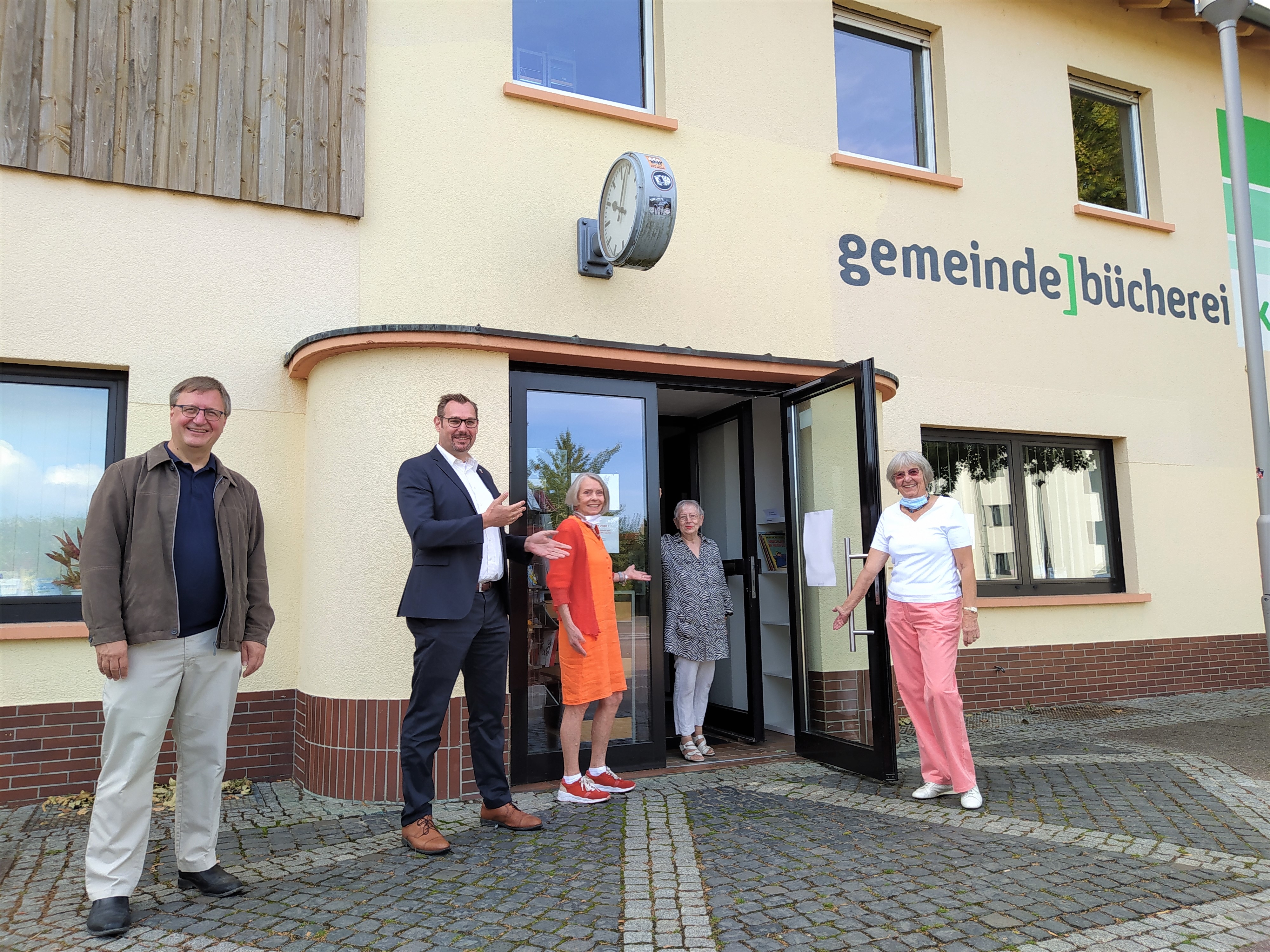 Seitz, Fichert und Hadiprono vor der Bücherei.