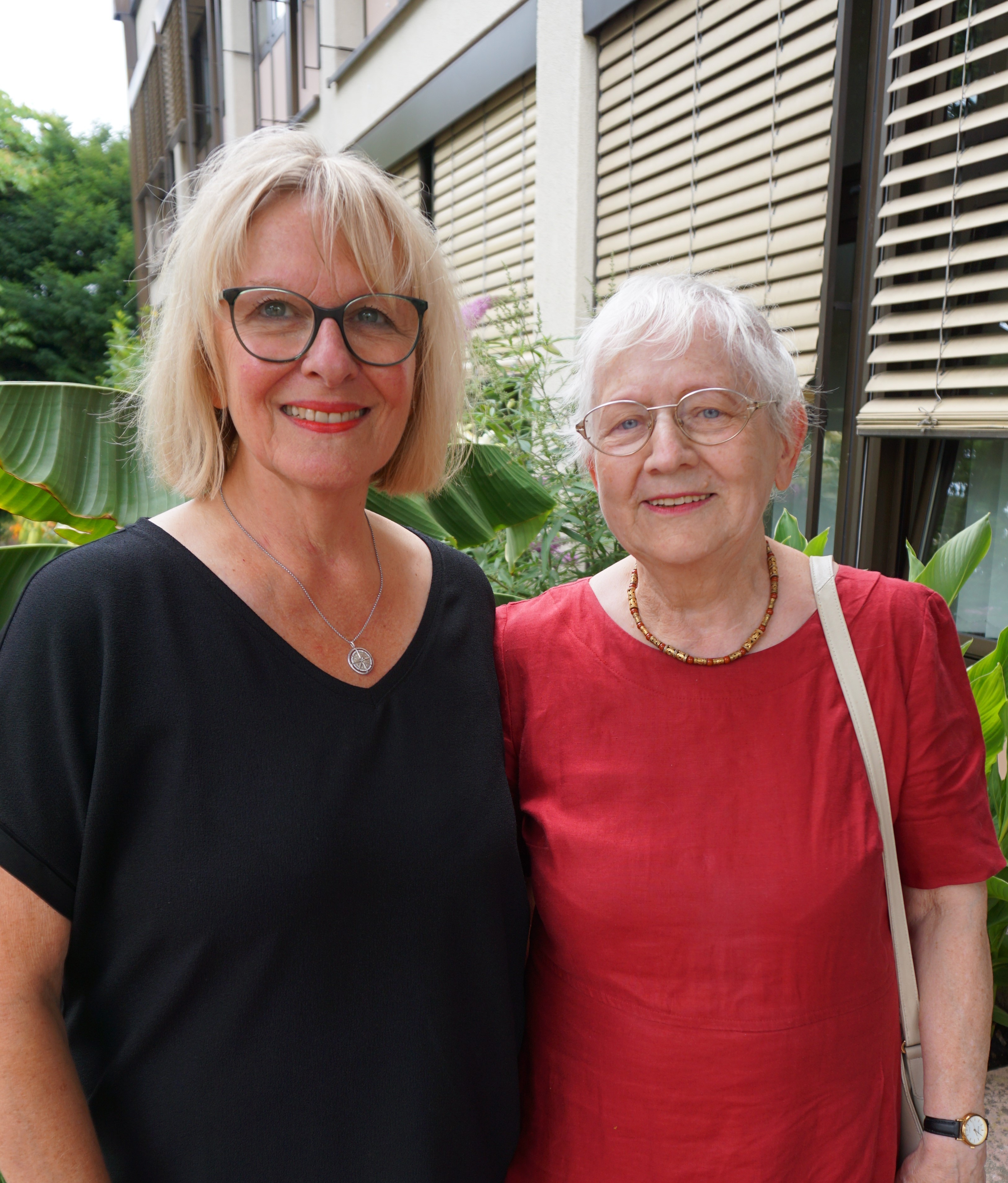 Neue Leiterin, Frau Momma, mit Vorgängerin Hadiprono.