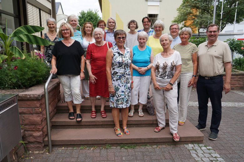 Das Bücherei-Team mit Bürgermeister vor dem Rathaus.