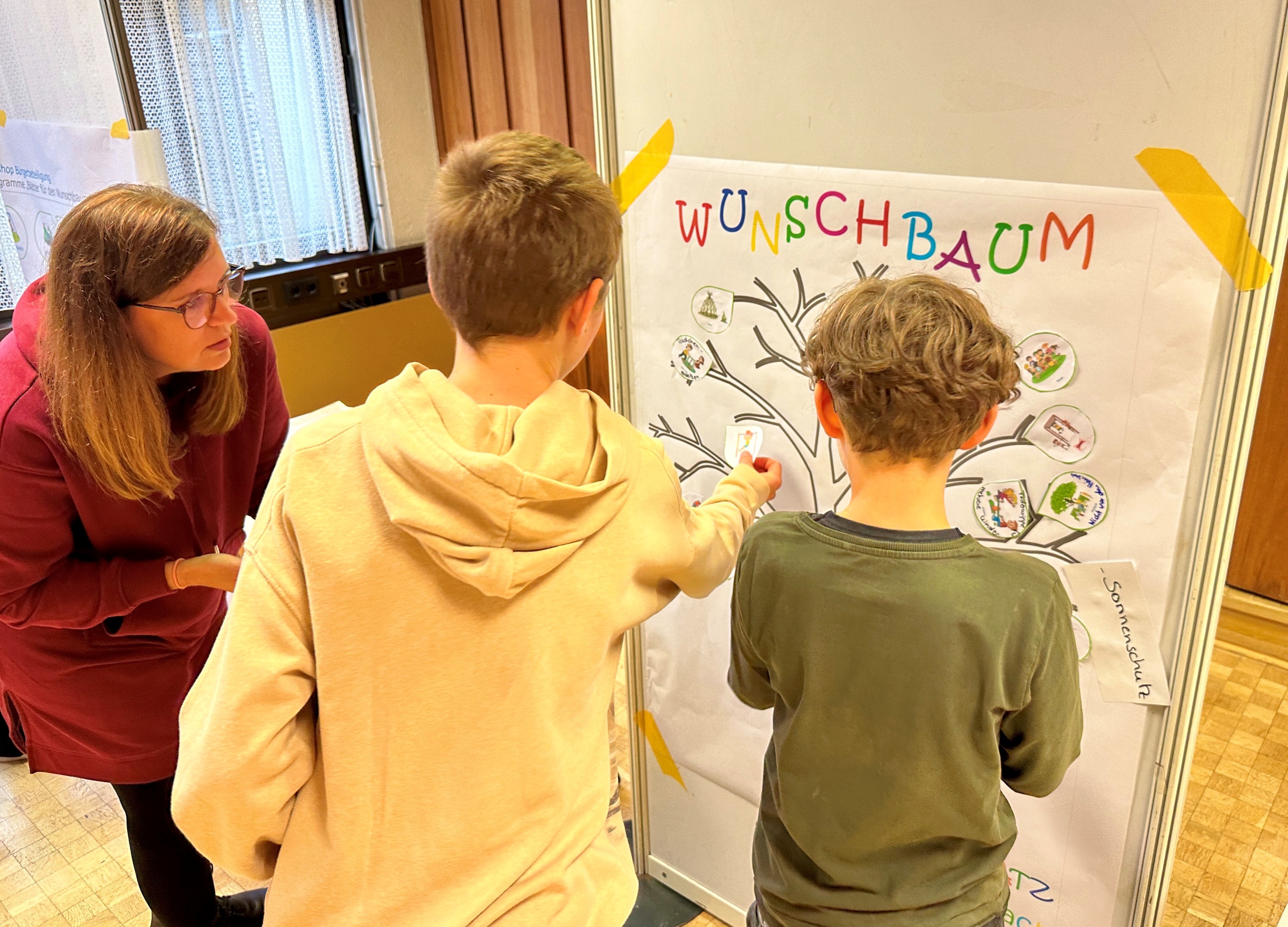 Kinder kleben Wunschzettel.