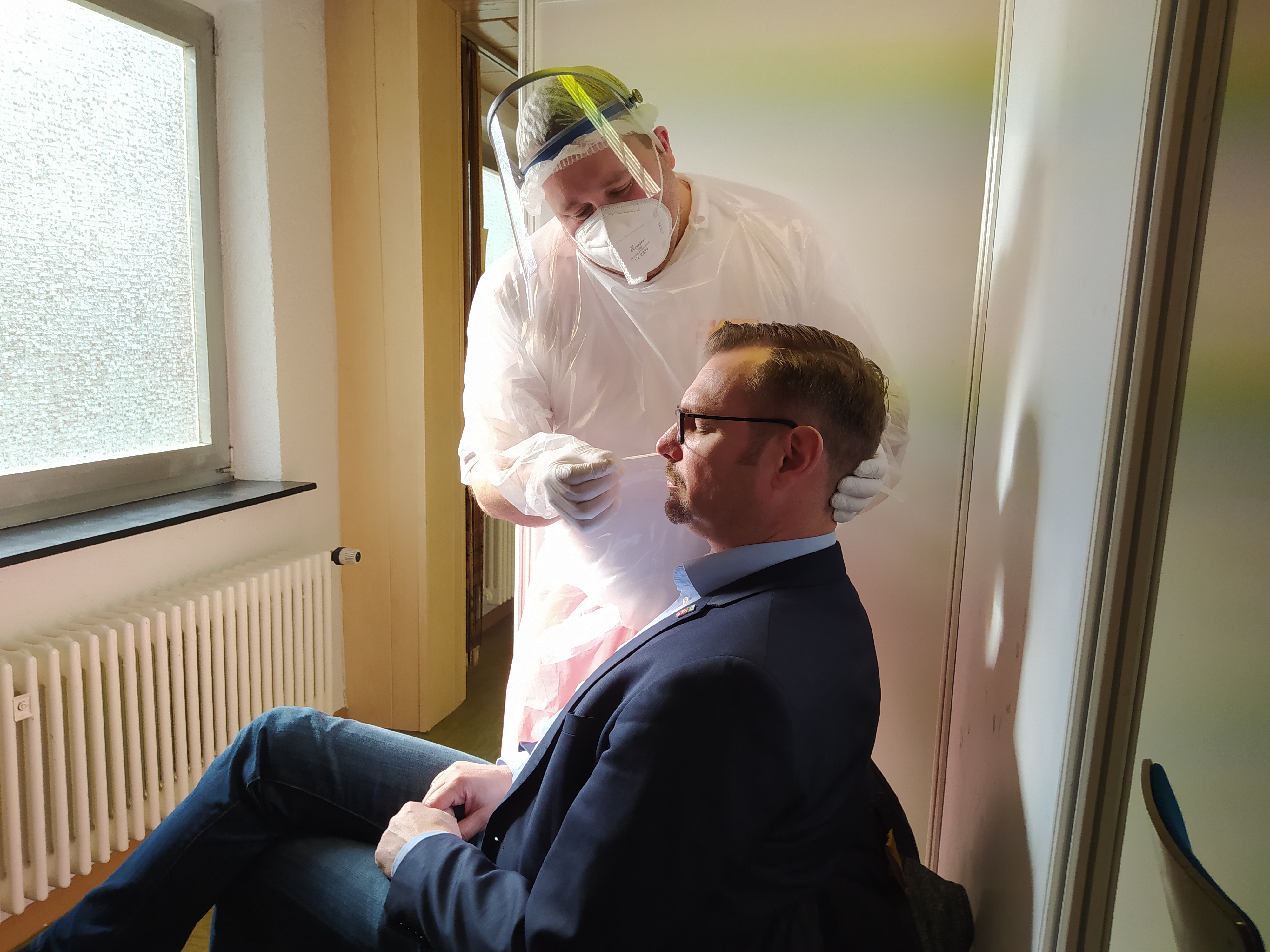 Bürgermeister Seitz beim Corona-Test.