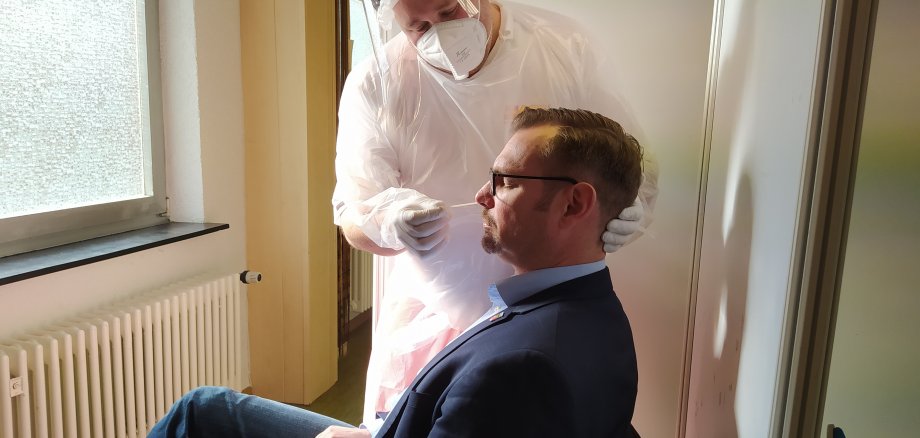 Bürgermeister Seitz beim Corona-Test.