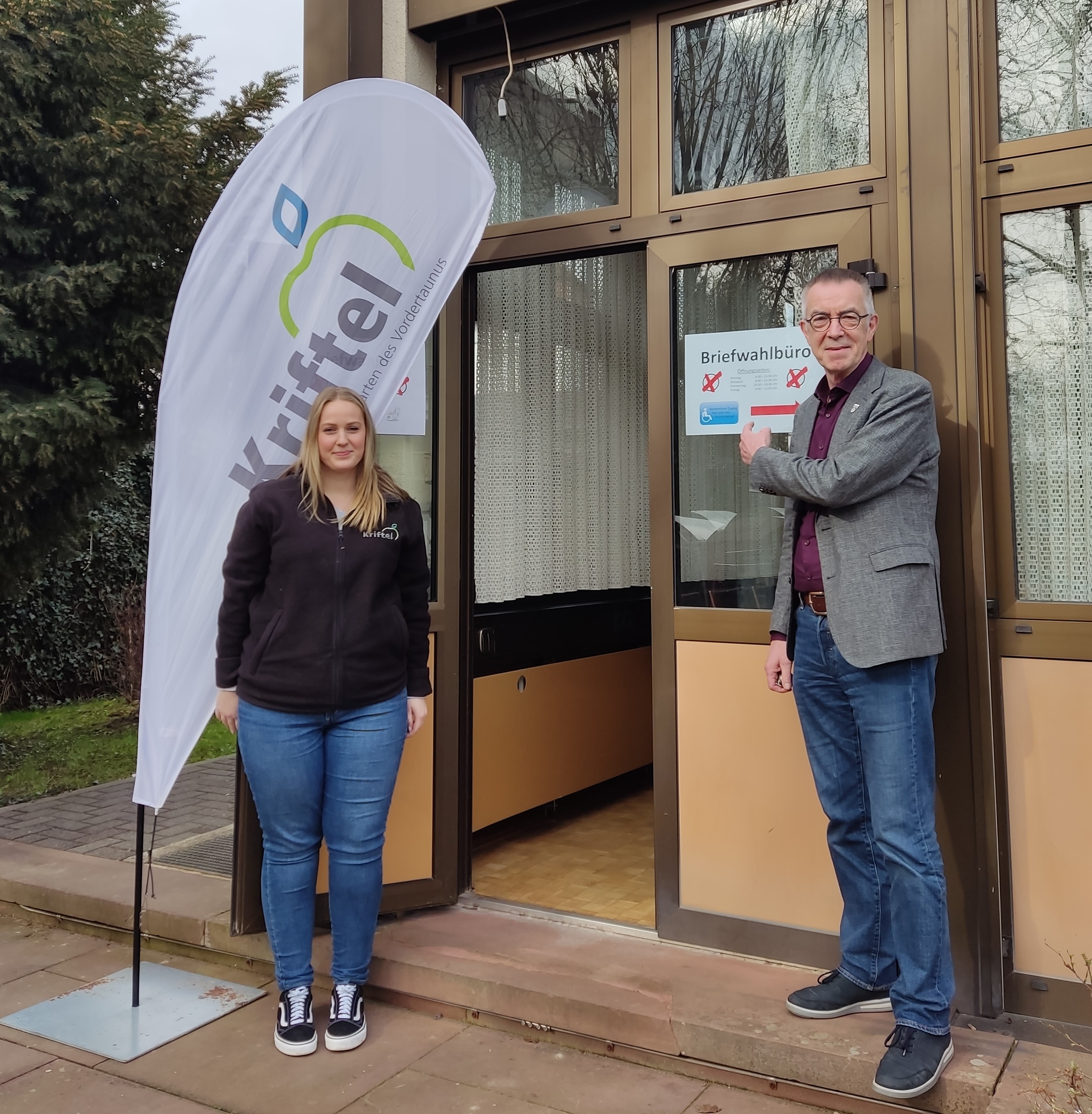 Jirasek und Mitarbeiterin vor dem Briefwahlbüro.