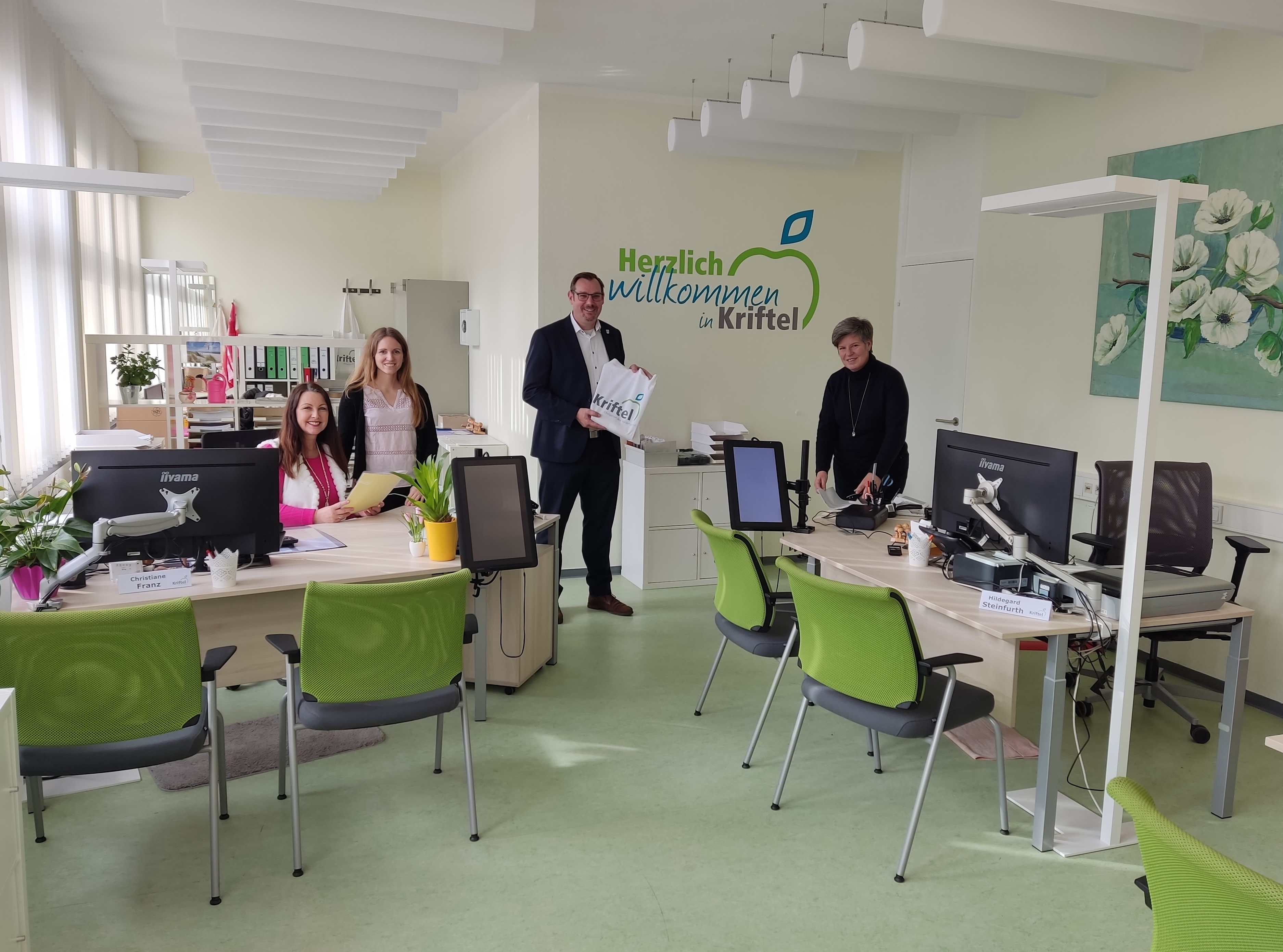 Das Team mit Bürgermeister im neu renovierten Raum.