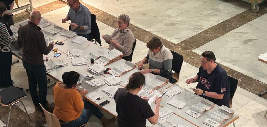 Auszählung der Briefwahlstimmzettel im Rathaus.
