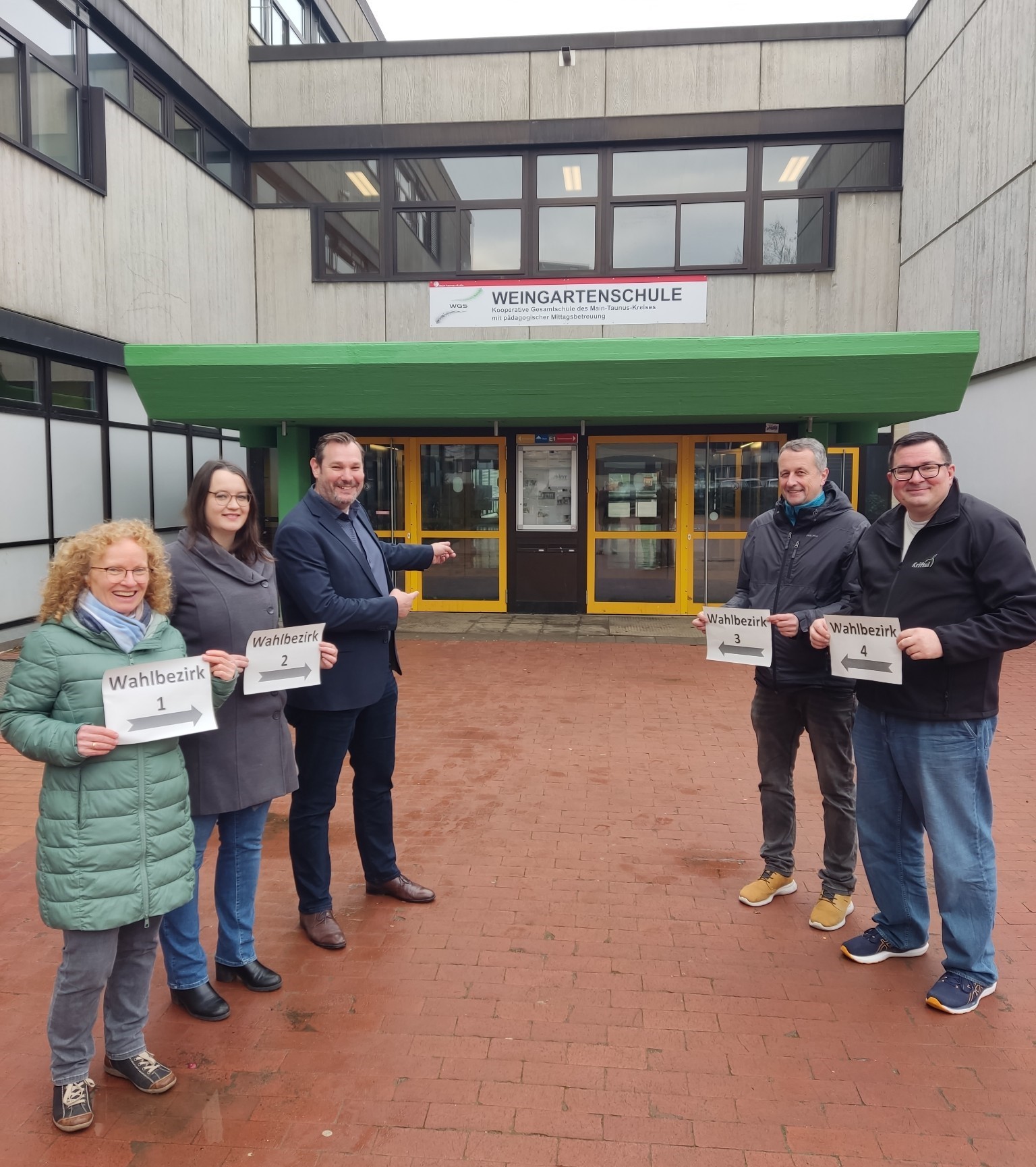 Seitz mit dem Team Wahlen vor der Weingartenschule.