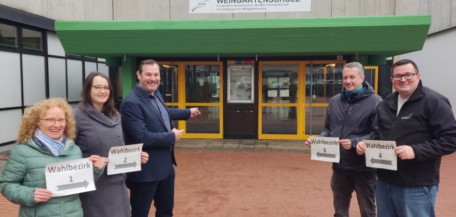 Seitz mit dem Team Wahlen vor der Weingartenschule.