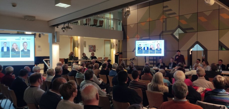 Vollbesetztes Rathaus-Foyer.