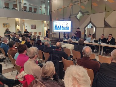 Ein vollbesetztes Foyer im Rathaus.