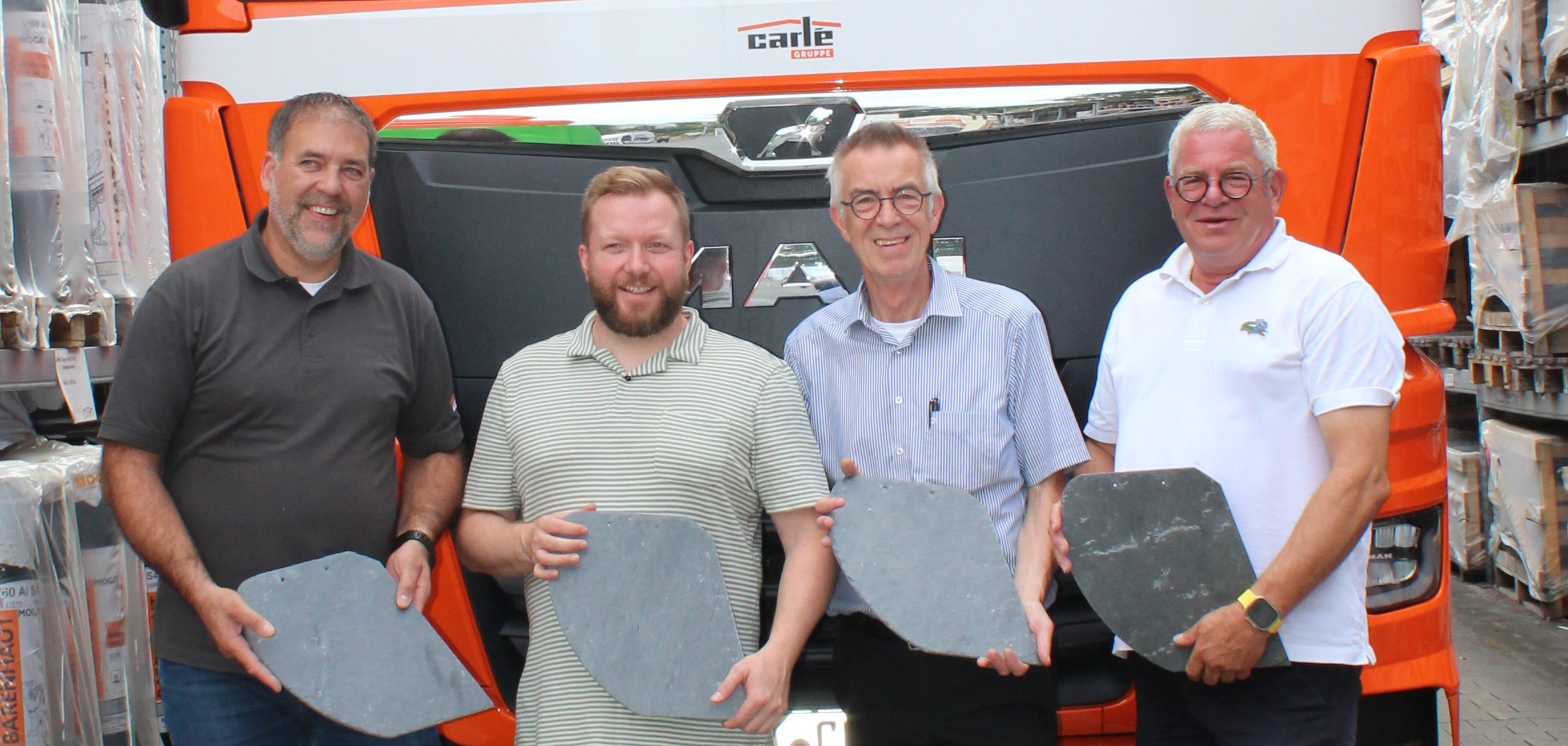 Jirasek mit Geschäftsleitung vor Lkw.