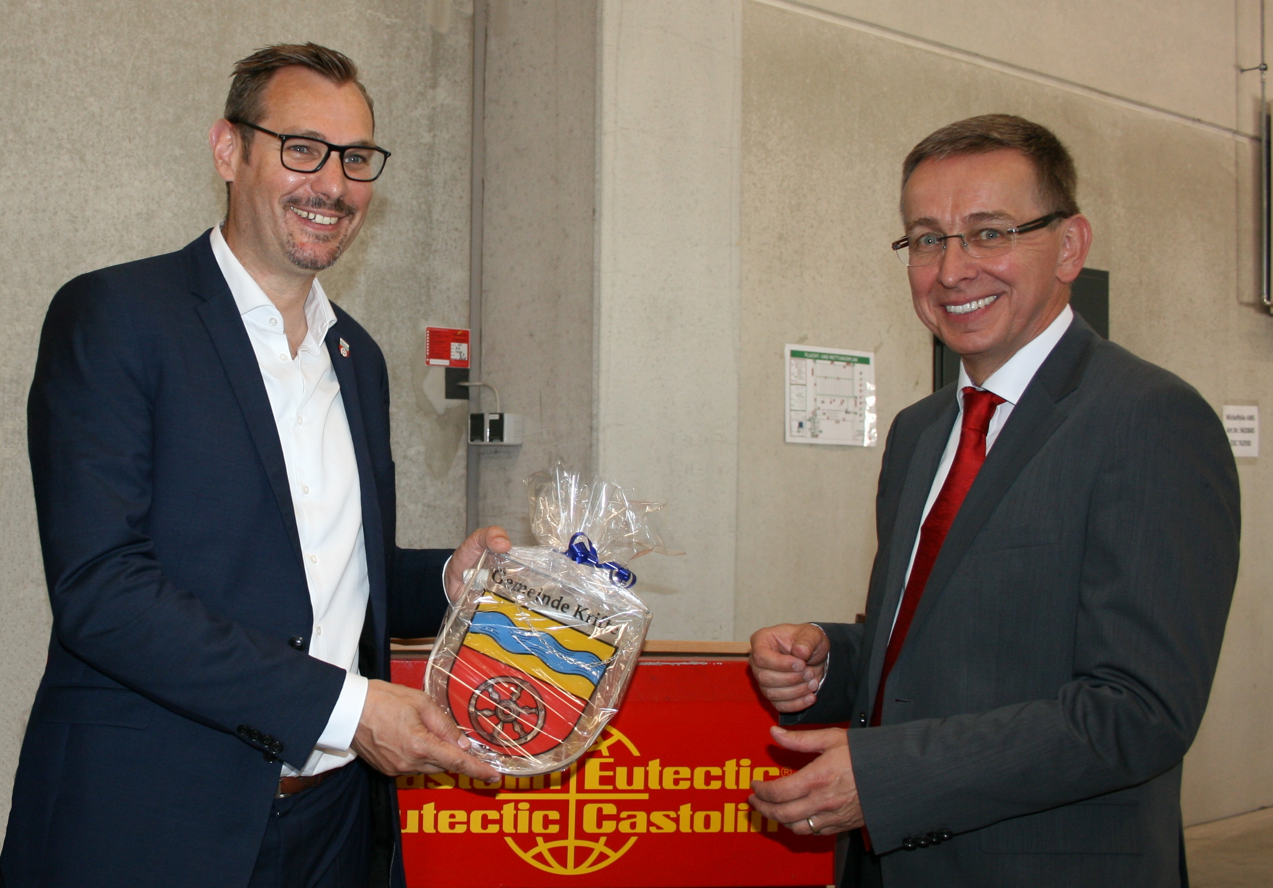 Christian Seitz übergibt das Kriftel-Wappen an den Geschäftsführer.