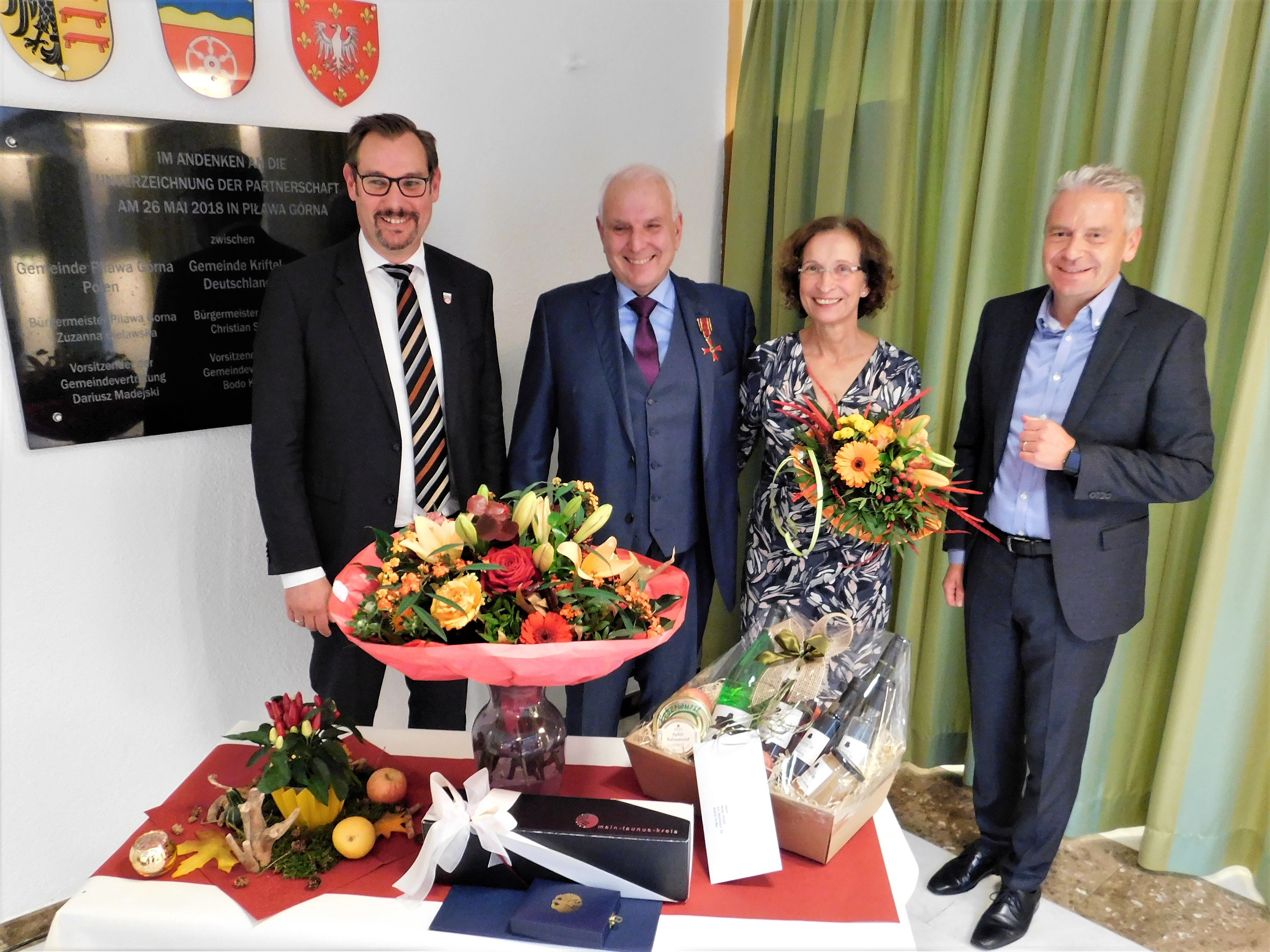 Knopf mit Frau, Bürgermeister und Landrat am Geschenketisch.