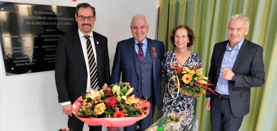 Knopf mit Frau, Bürgermeister und Landrat am Geschenketisch.