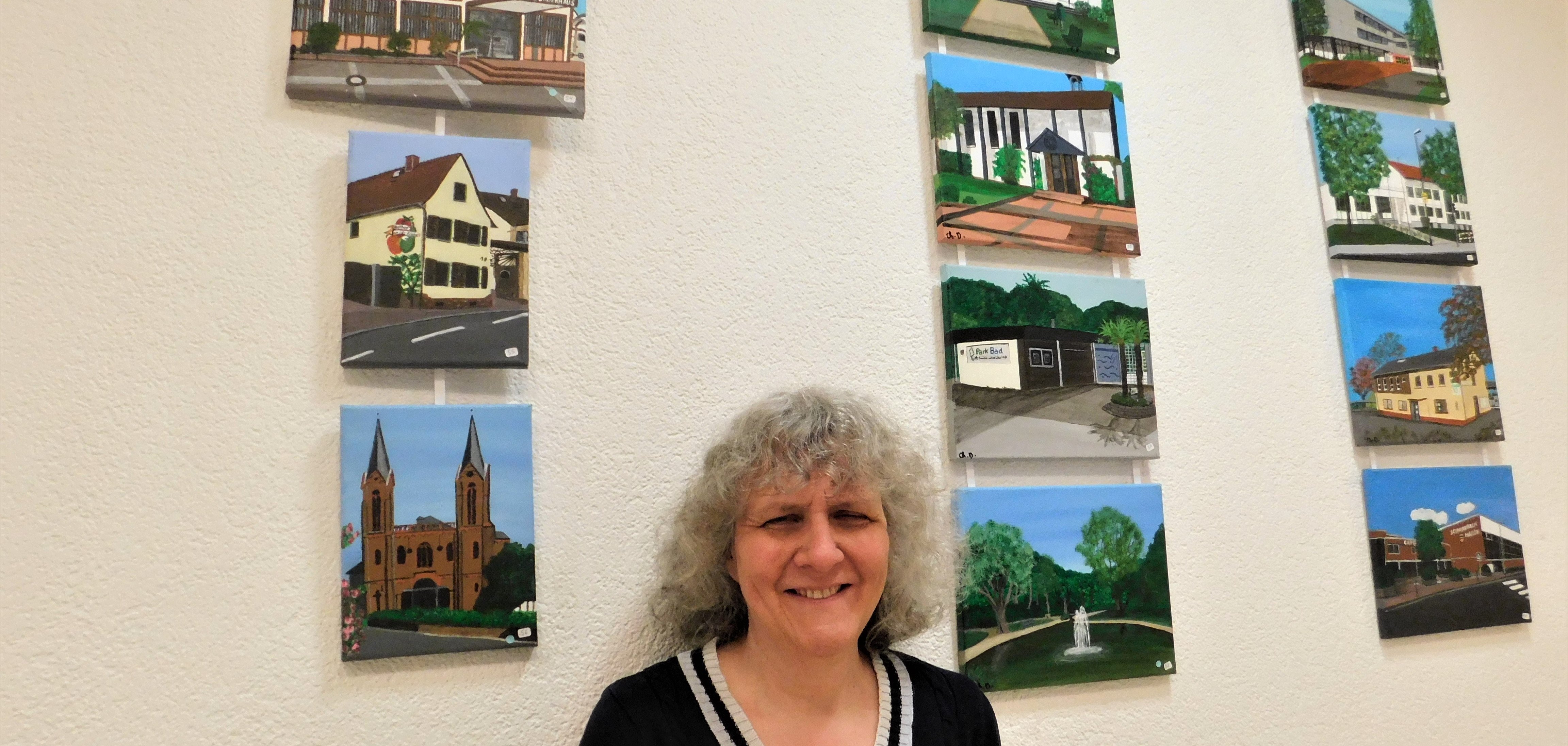 Christine Diakow vor ihren Bildern.