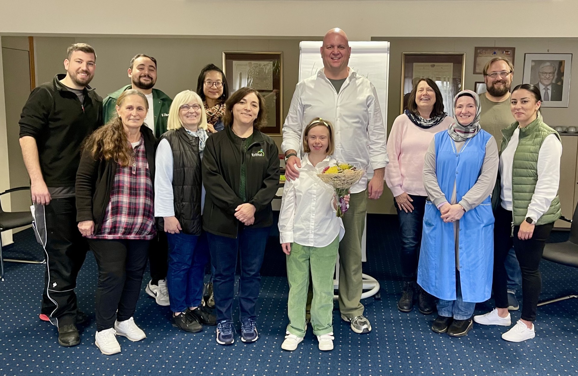 Das Team des Fachbereichs 7 mit Livia.