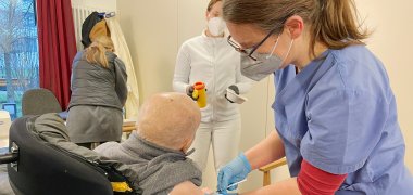Dr. Clessienne impft im Kursana einen Bewohner.