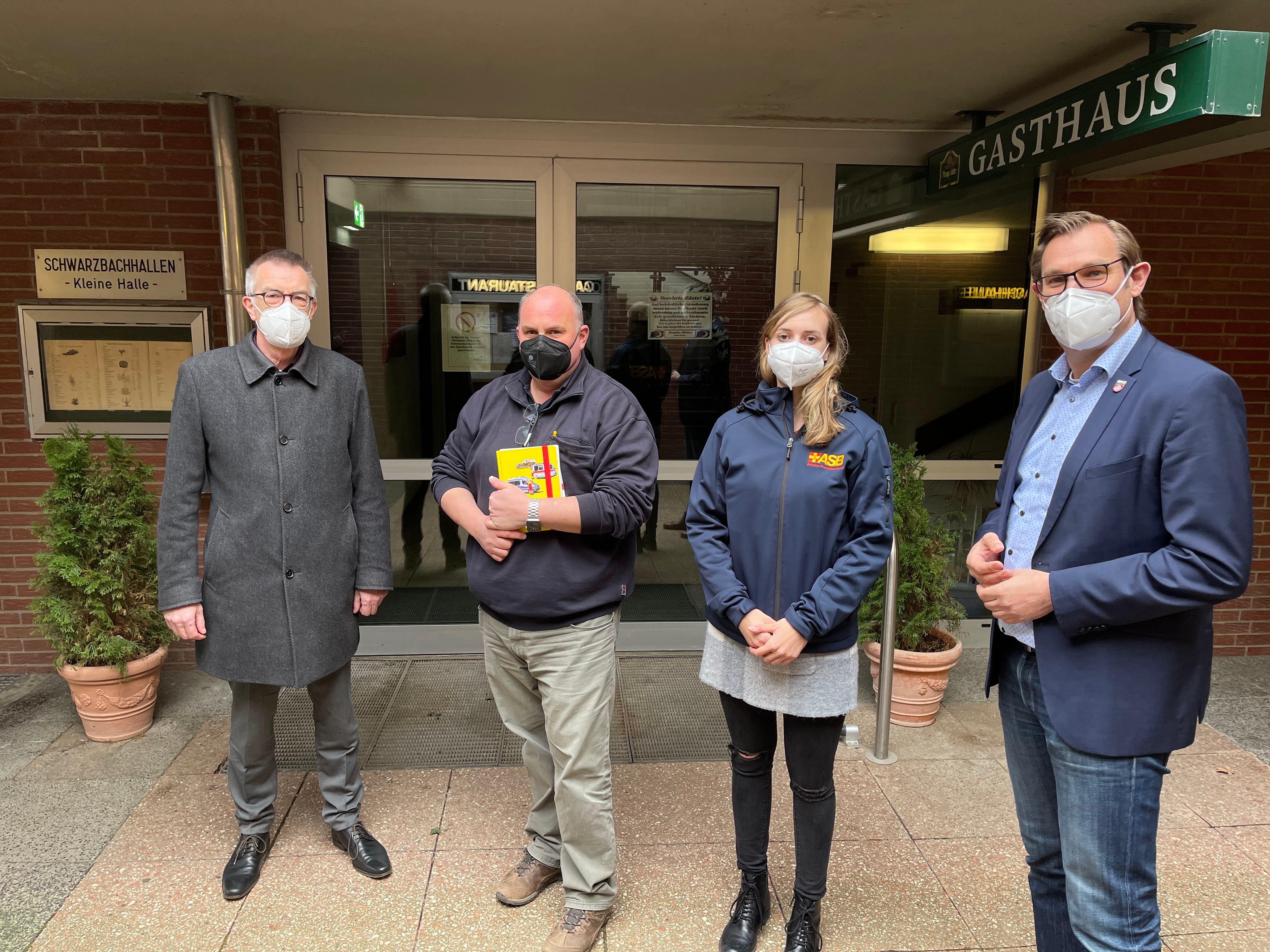 Die Rathausspitze mit den Mitarbeitern des ASB vor der Kleinen Schwarzbachhalle.