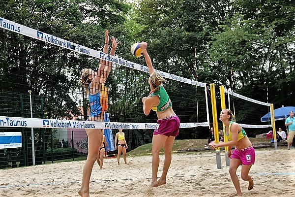 Aktionreiches Damenfinale auf Sand.
