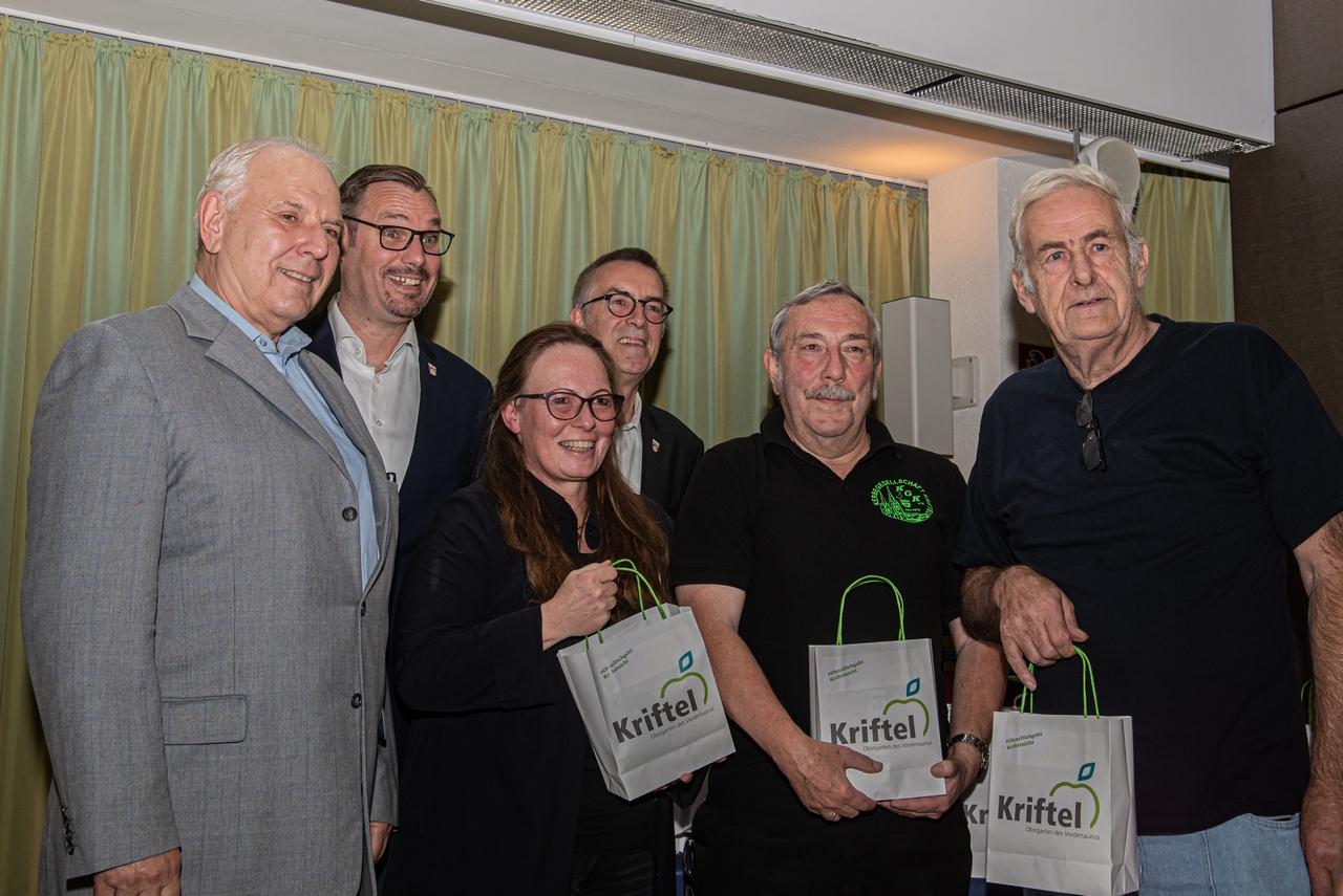 Bürgermeister und Erster Beigeordneter mit den Vertretern von drei großen Krifteler Vereinen.