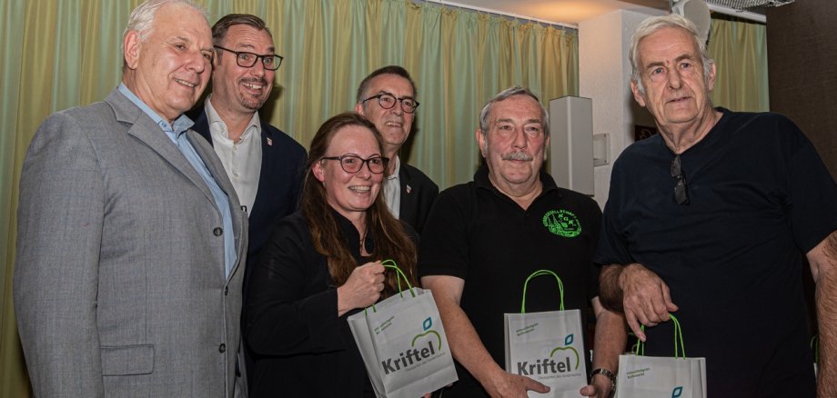 Bürgermeister und Erster Beigeordneter mit den Vertretern von drei großen Krifteler Vereinen.