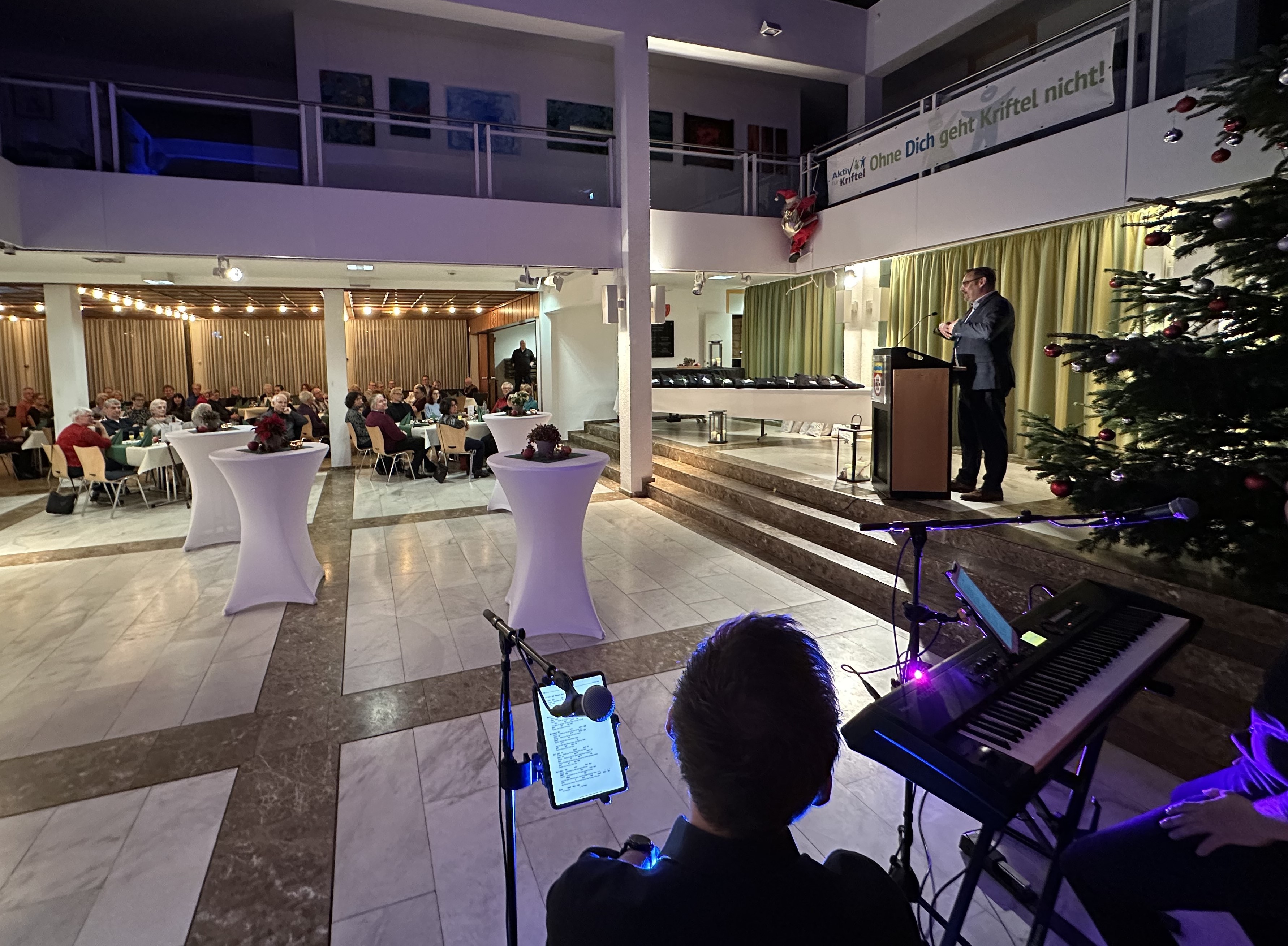 Mitglieder der Vereine mit Geschenken auf dem Podium.