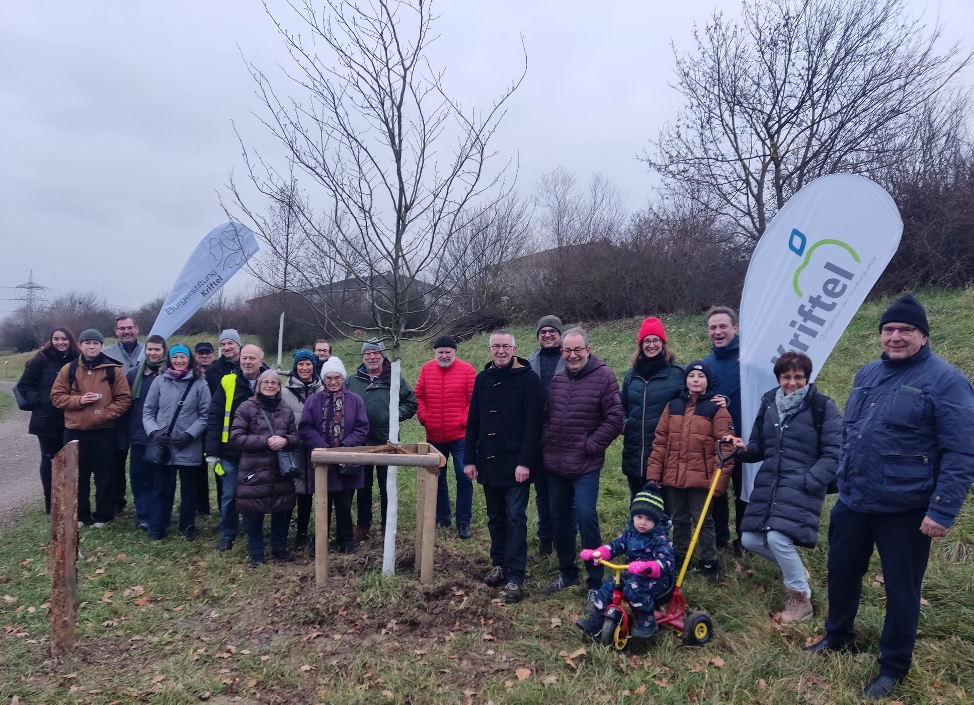 Die Spender vor einem neu eingepflanzten Baum.