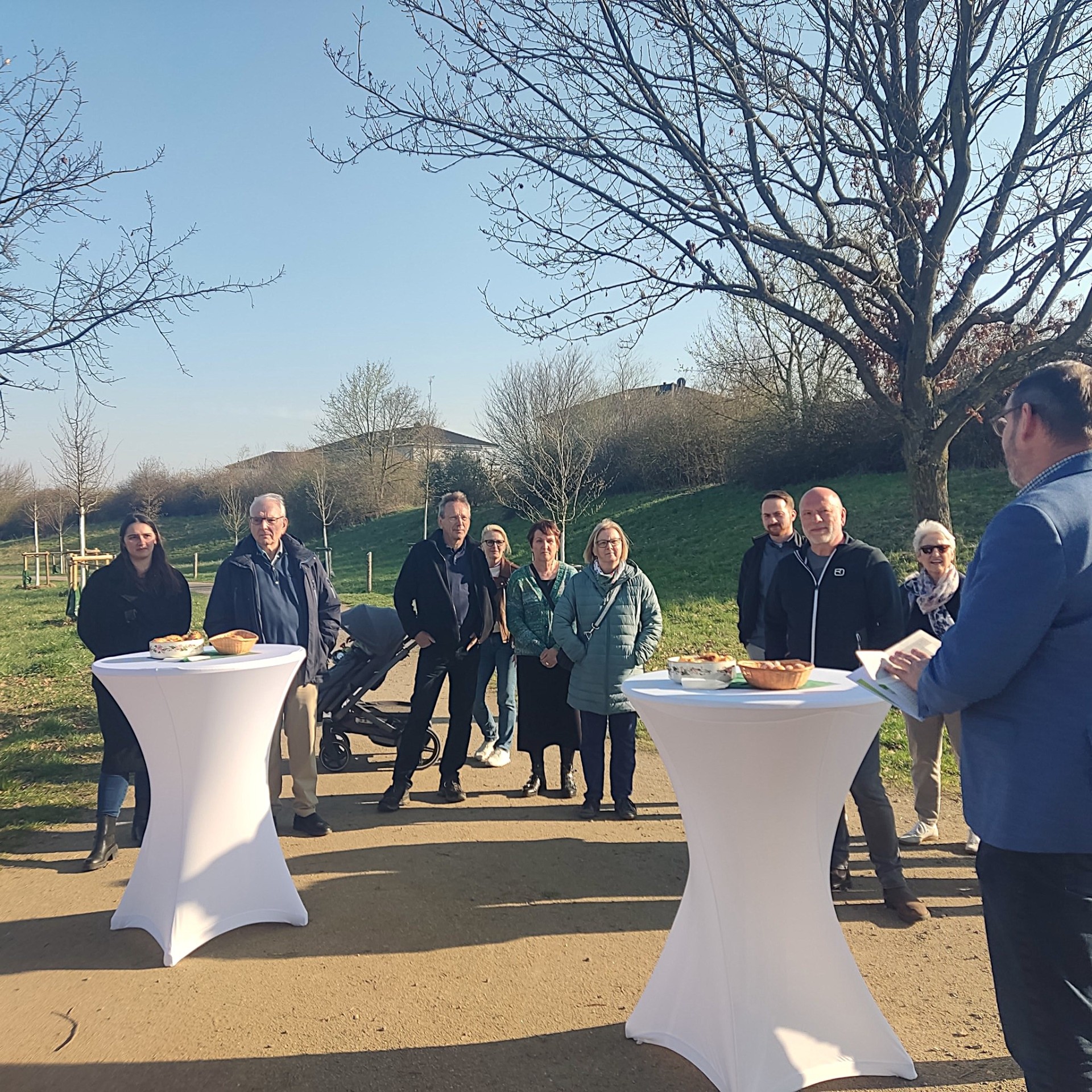 Sektempfang zwischen Bäumen.